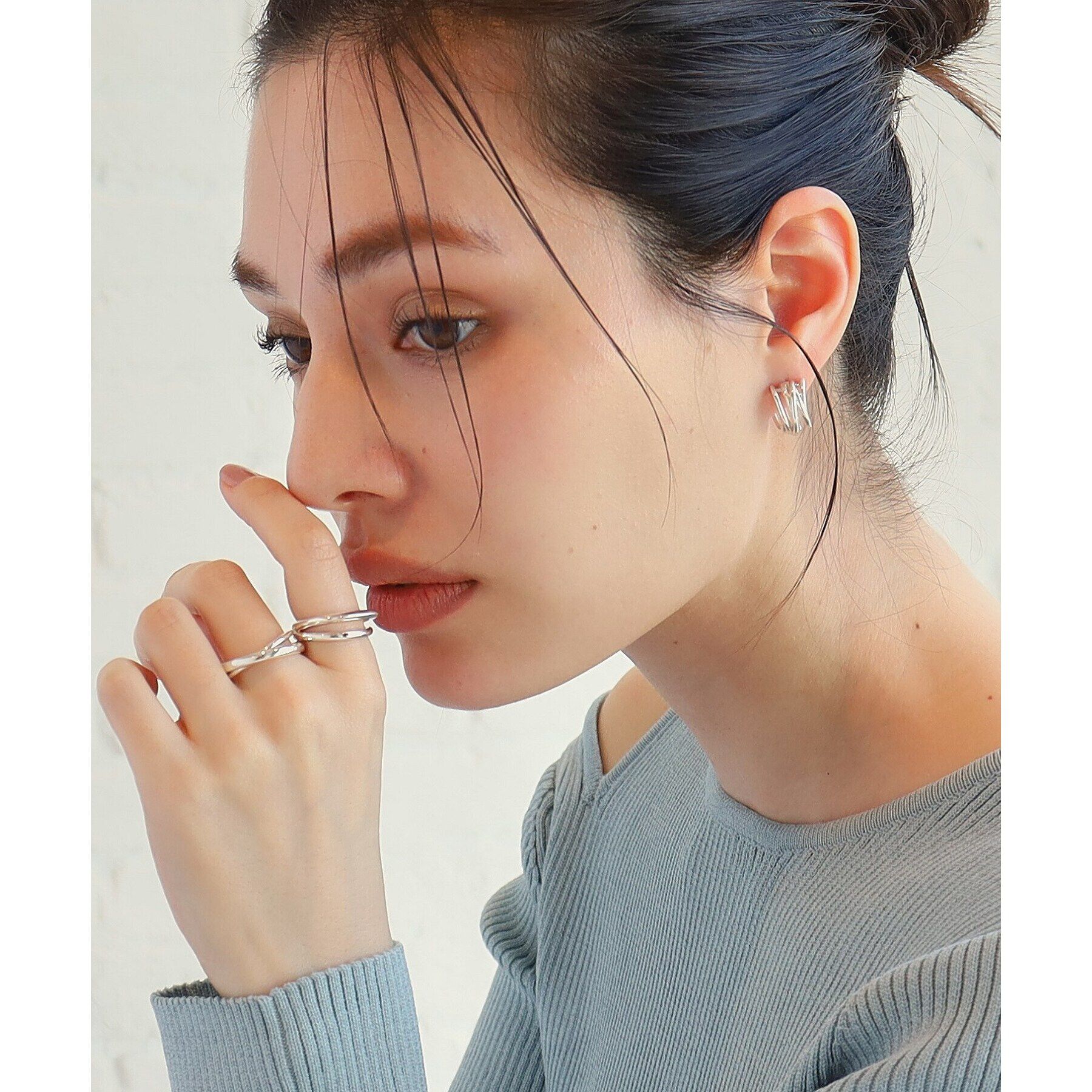 COCOSHNIK ONKITSCH「シルバー スモールフープ クロッシングライン ピアス」|ピアス|