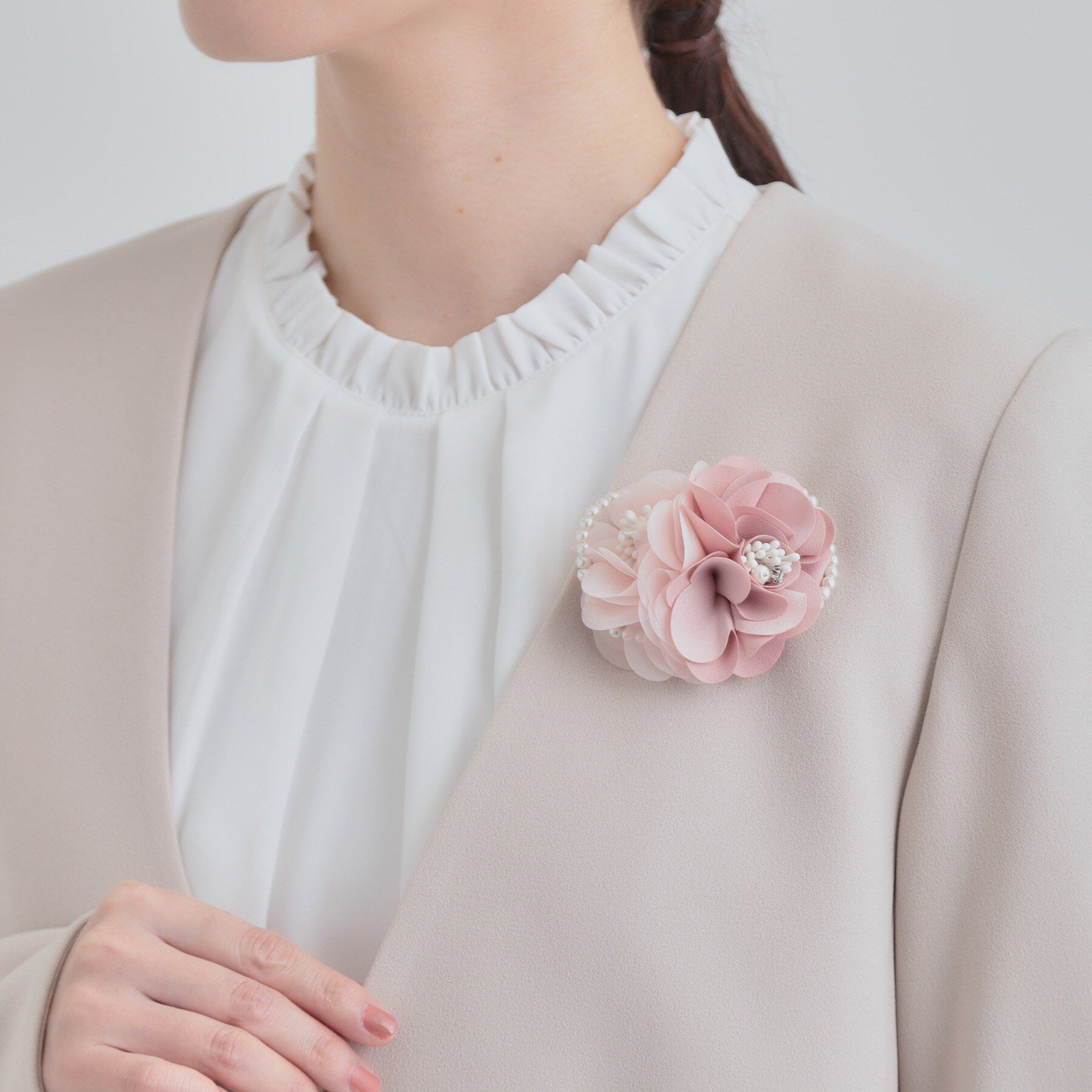 SHOO･LA･RUE「【セレモニー】上品に彩る ダブルフラワーコサージュ」|ブローチ・コサージュ|