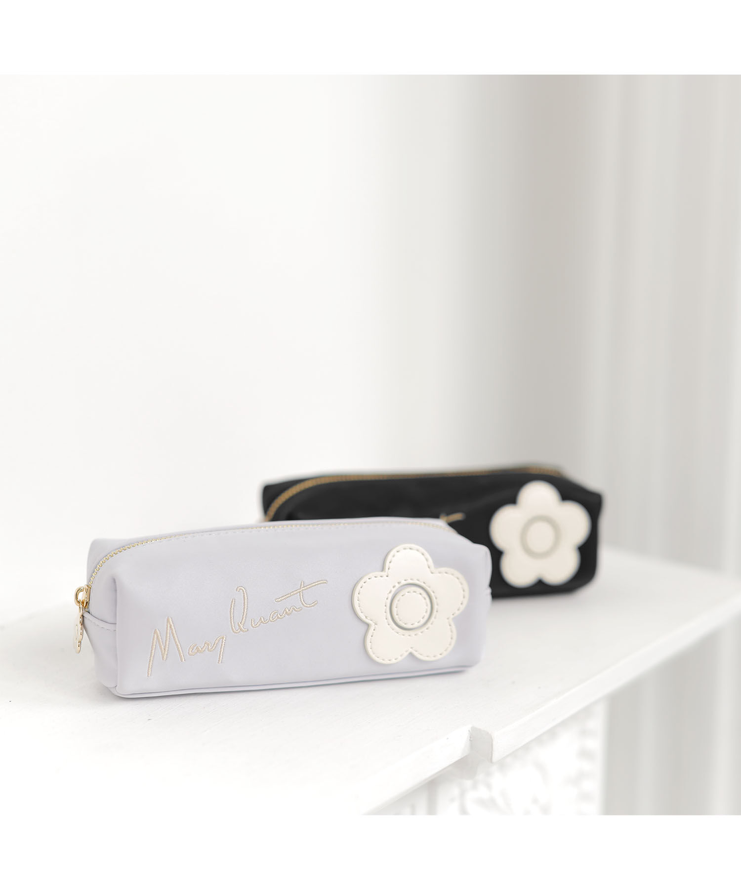 MARY QUANT「サインロゴデイジーパッチ スクエアペンケース」|ポーチ|