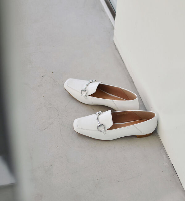 AU BANNISTER「バブーシュビットモカスクエアシューズ」|ローファー|ホワイト