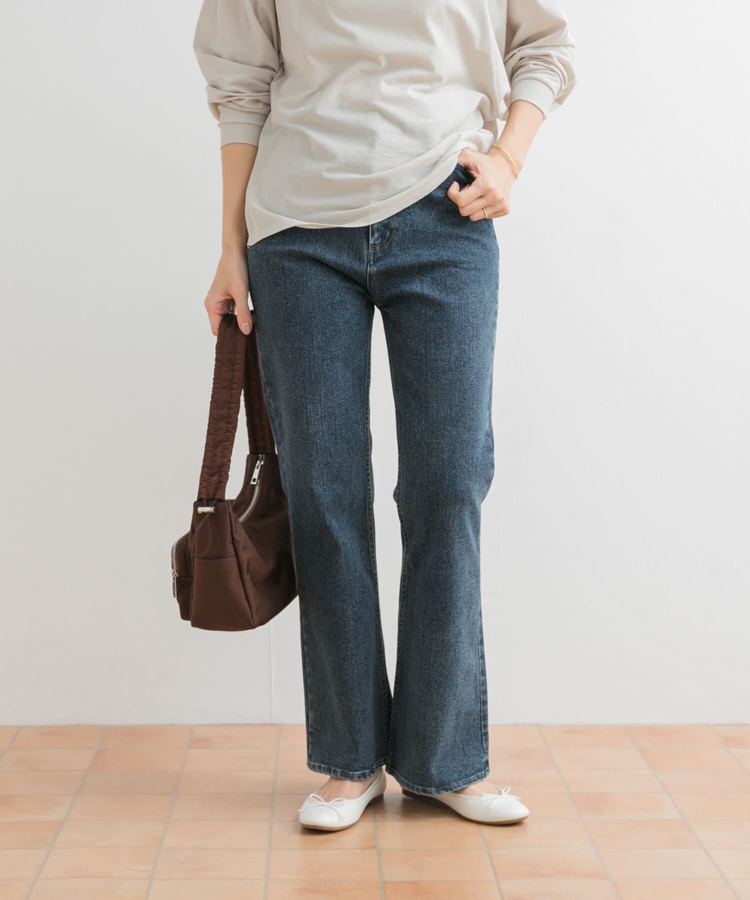 URBAN RESEARCH DOORS「ストレッチフレアデニムパンツ」|デニム|インディゴブルー