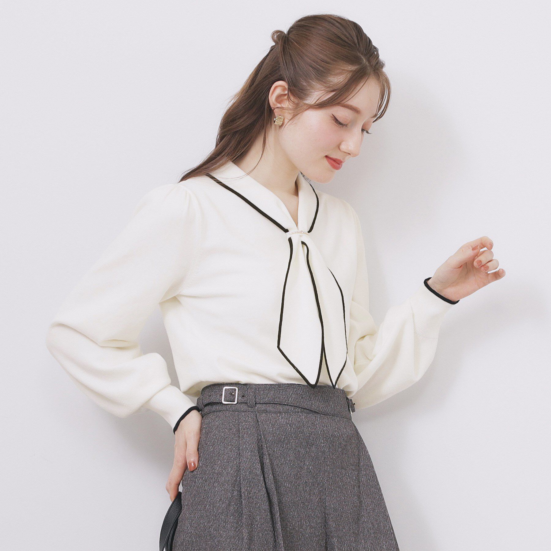 index「ゴールドパーツ付きボウタイニット【洗濯機OK】《10col/XS～LL》」|ニット・セーター|