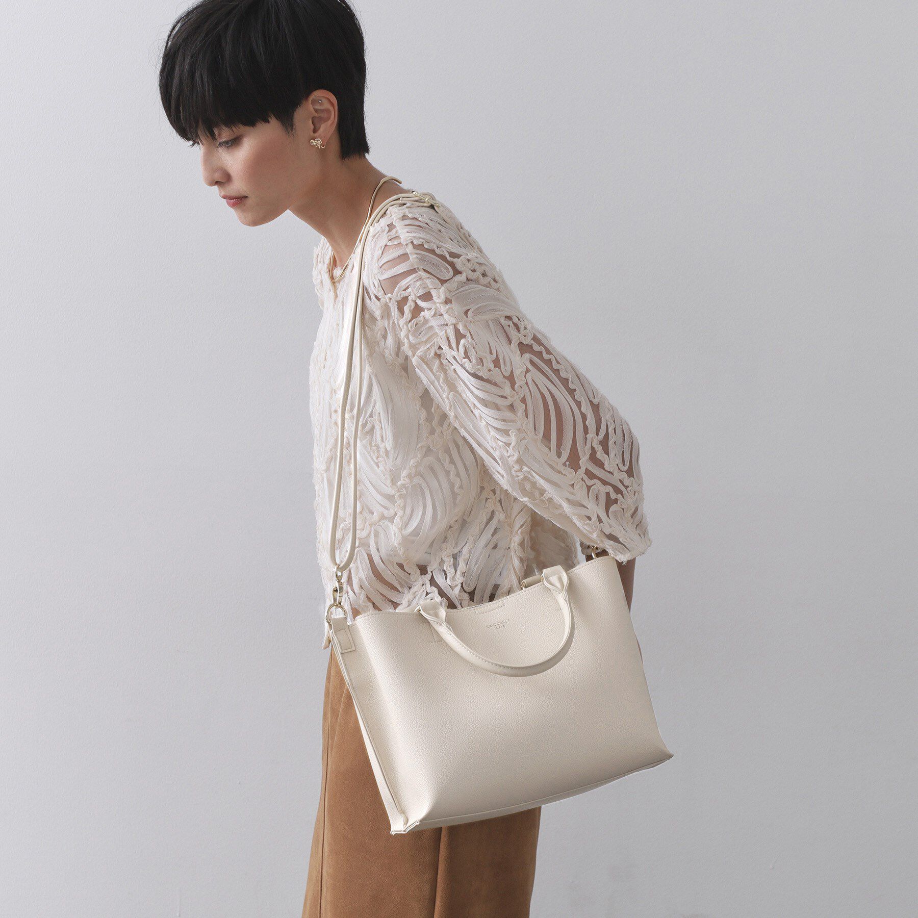 OPAQUE.CLIP「【2WAY/人間工学】ソフトシュリンク合皮ミドルサイズトートバッグ」|トートバッグ|アイボリー(004)