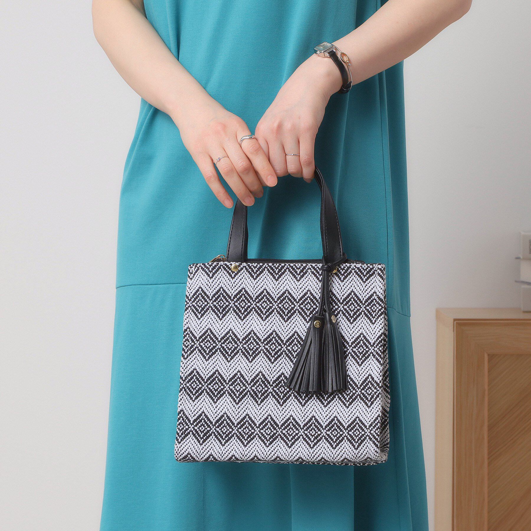 ITS&rsquo;DEMO「タッセル付きミニトート」|ハンドバッグ|ブラック(119)