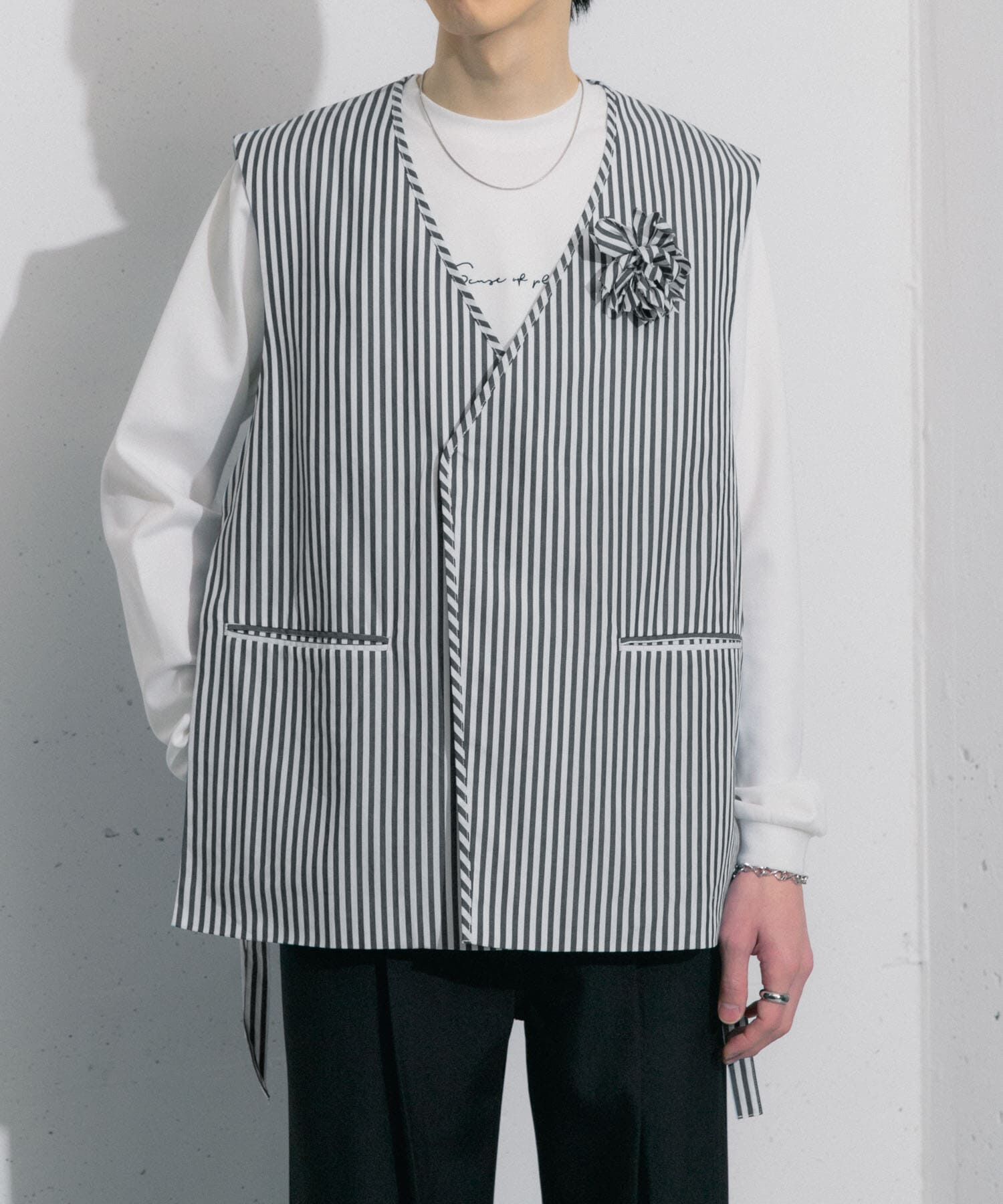 SENSE OF PLACE by URBAN RESEARCH「hxcyyd &times; SOP　ストライプフラワーコサージュシャツベスト(UNISEX)」|ベスト・ジレ|