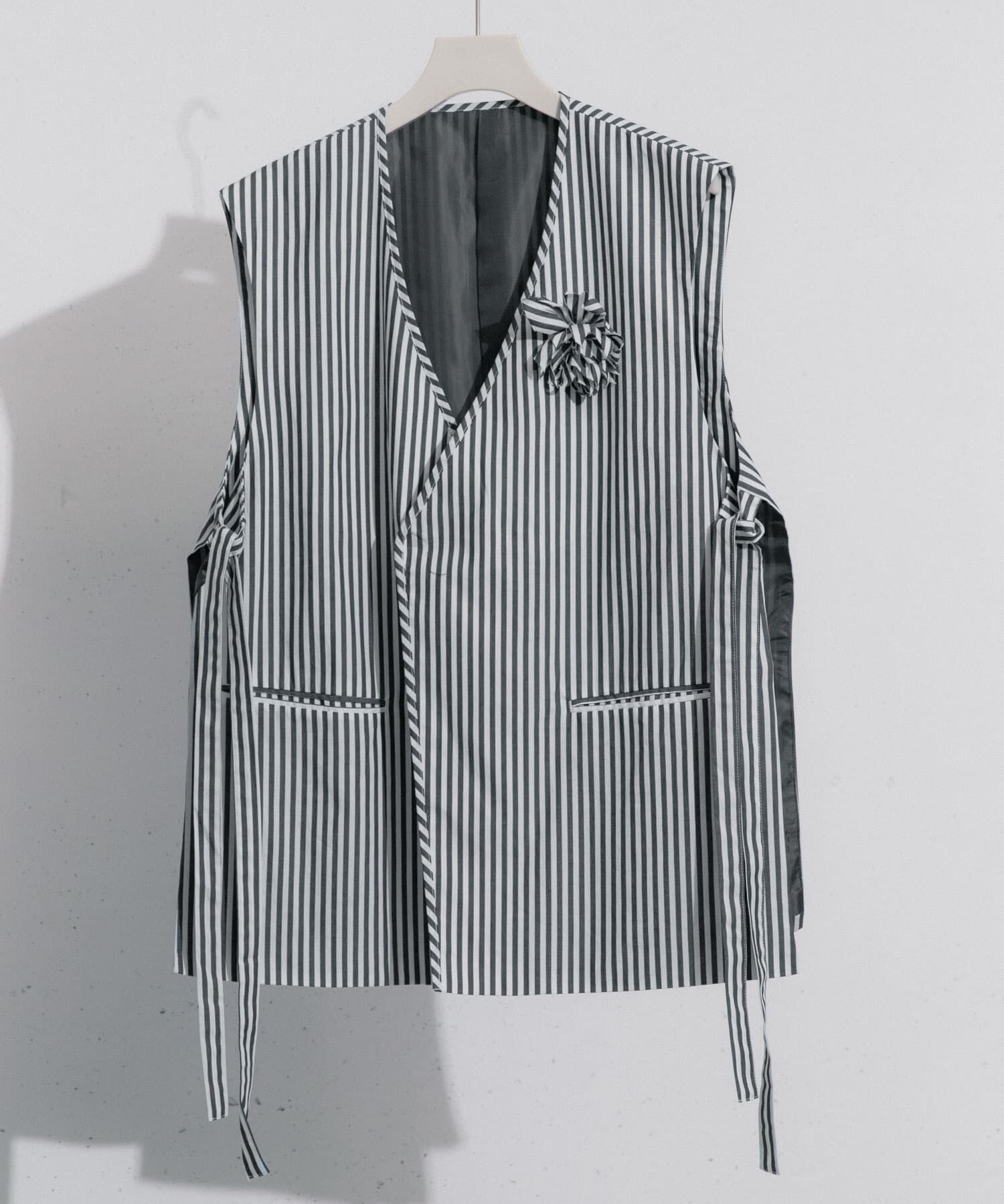 SENSE OF PLACE by URBAN RESEARCH「hxcyyd &times; SOP　ストライプフラワーコサージュシャツベスト(UNISEX)」|ベスト・ジレ|