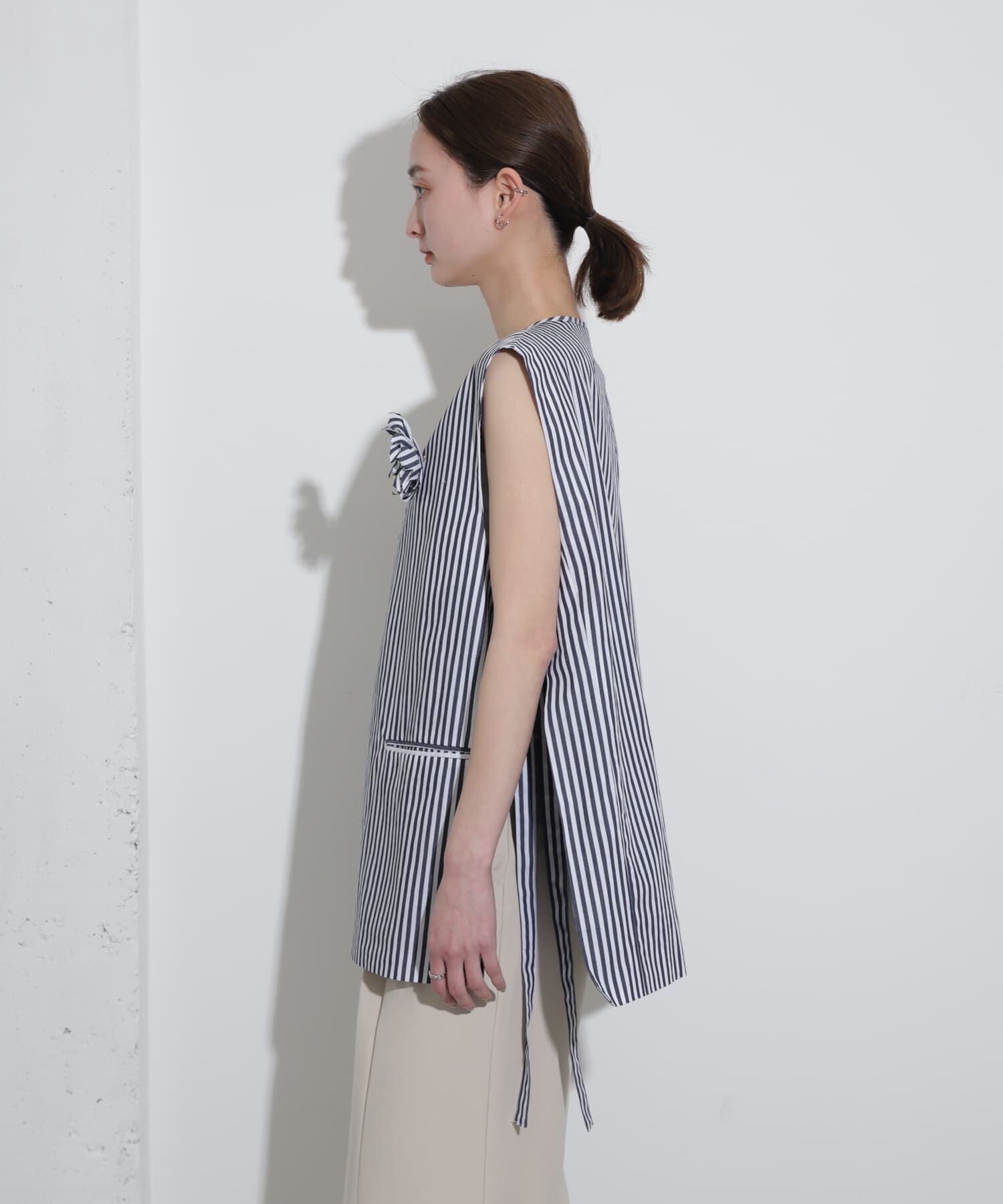 SENSE OF PLACE by URBAN RESEARCH「hxcyyd &times; SOP　ストライプフラワーコサージュシャツベスト(UNISEX)」|ベスト・ジレ|