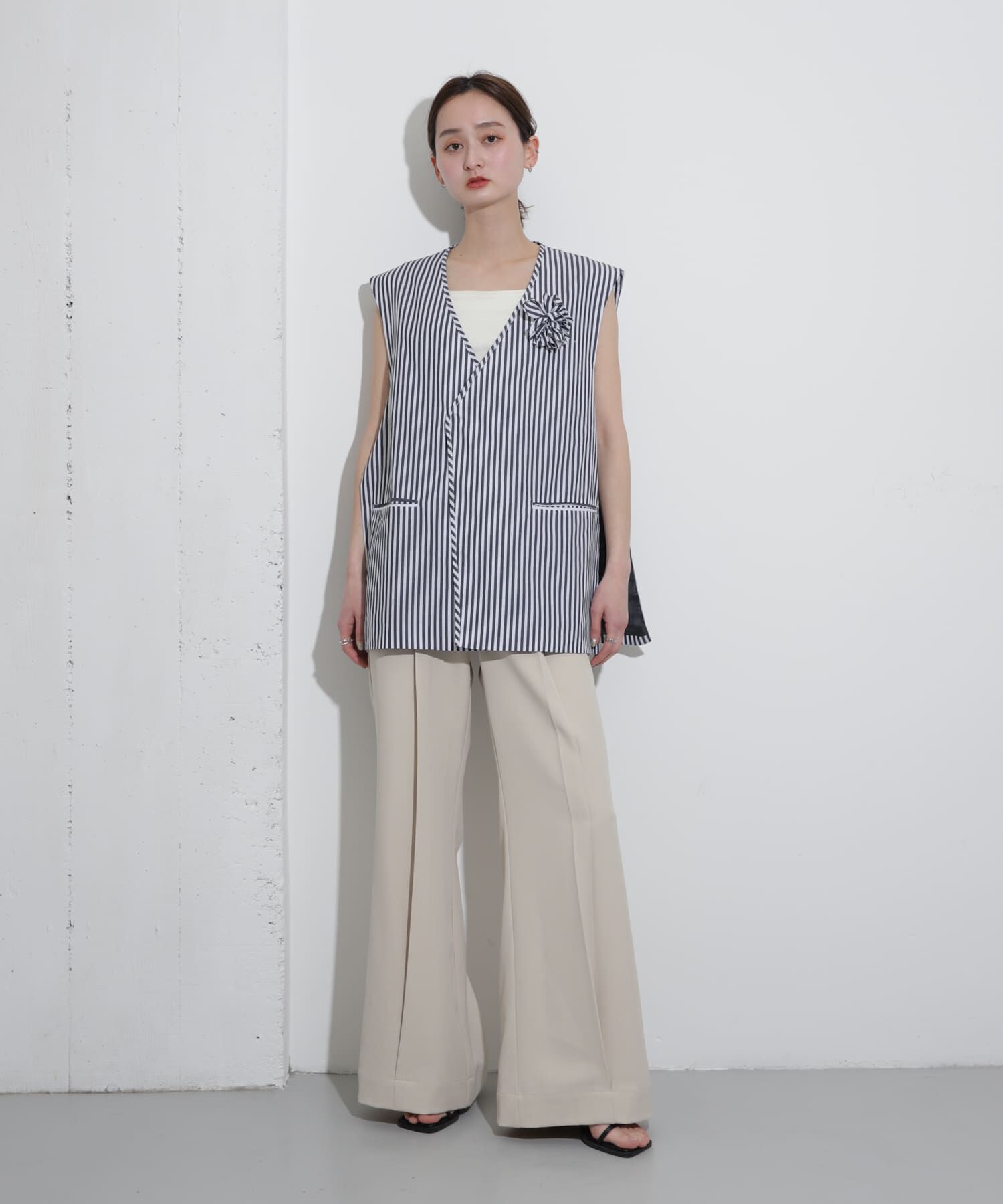 SENSE OF PLACE by URBAN RESEARCH「hxcyyd &times; SOP　ストライプフラワーコサージュシャツベスト(UNISEX)」|ベスト・ジレ|