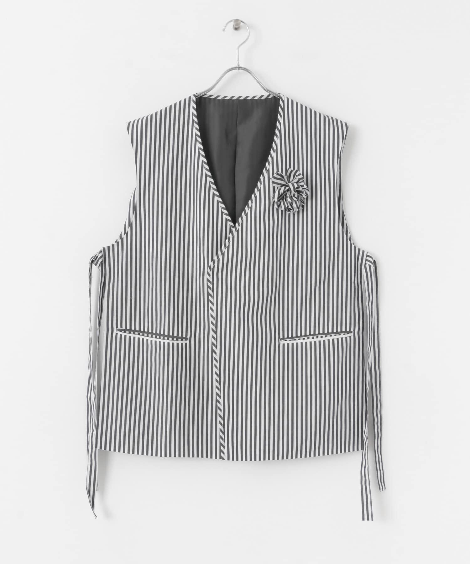 SENSE OF PLACE by URBAN RESEARCH「hxcyyd &times; SOP　ストライプフラワーコサージュシャツベスト(UNISEX)」|ベスト・ジレ|