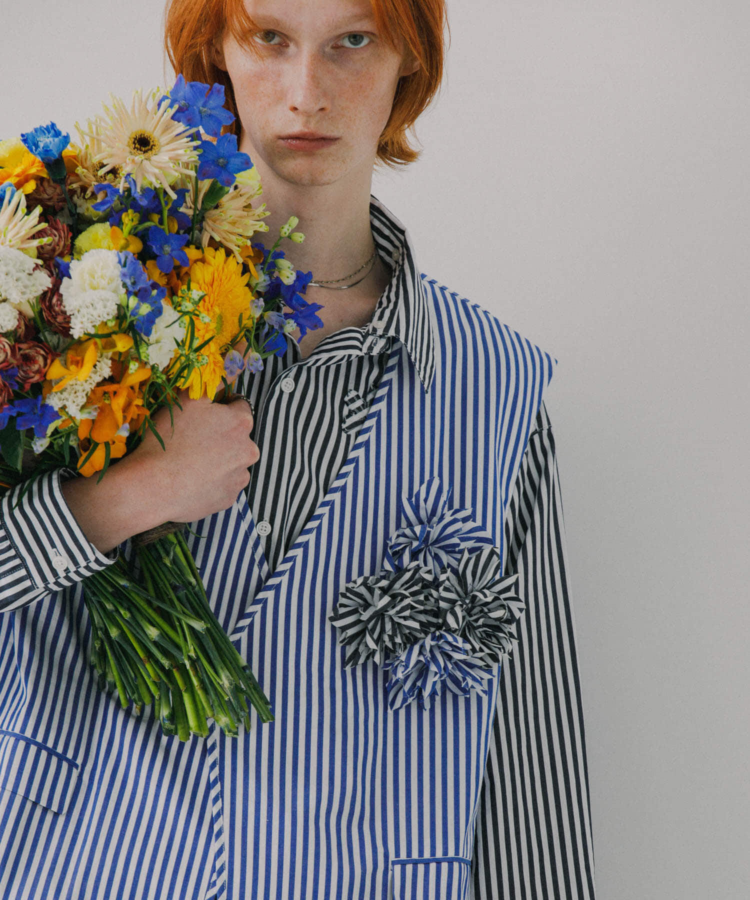 SENSE OF PLACE by URBAN RESEARCH「hxcyyd &times; SOP　ストライプフラワーコサージュシャツベスト(UNISEX)」|ベスト・ジレ|