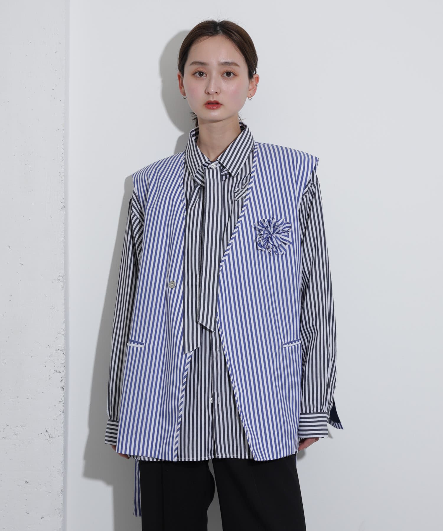 SENSE OF PLACE by URBAN RESEARCH「hxcyyd &times; SOP　ストライプフラワーコサージュシャツベスト(UNISEX)」|ベスト・ジレ|