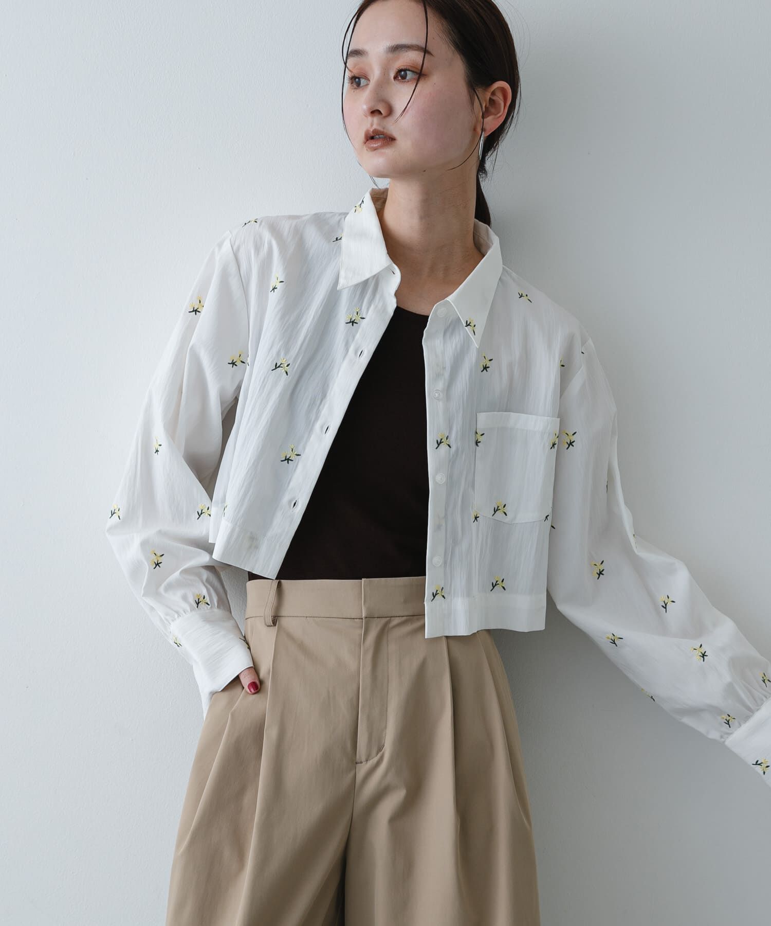 SENSE OF PLACE by URBAN RESEARCH「フラワーエンブロイダリークロップドシャツ」|シャツ・ブラウス|ホワイト系その他