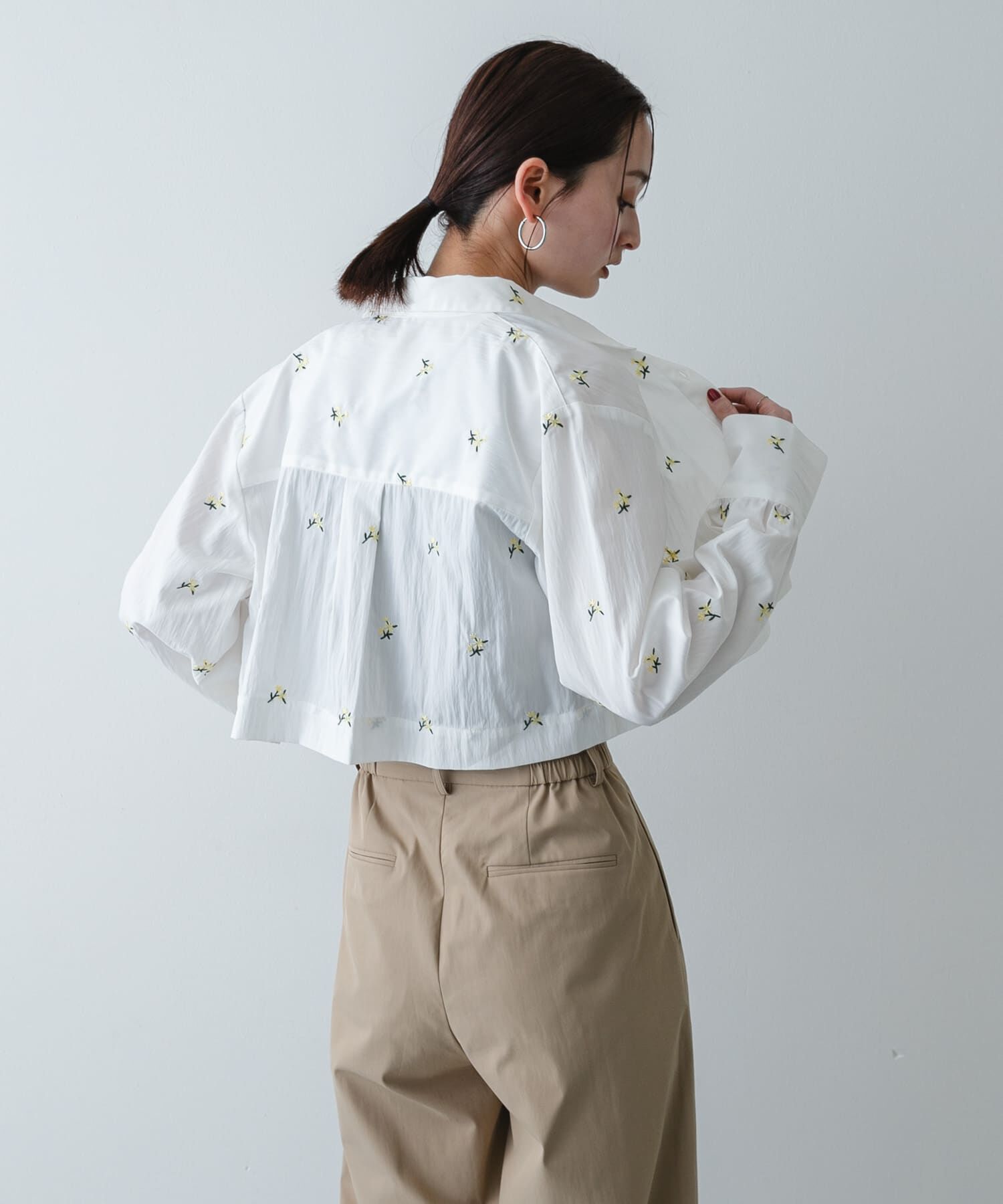 SENSE OF PLACE by URBAN RESEARCH「フラワーエンブロイダリークロップドシャツ」|シャツ・ブラウス|