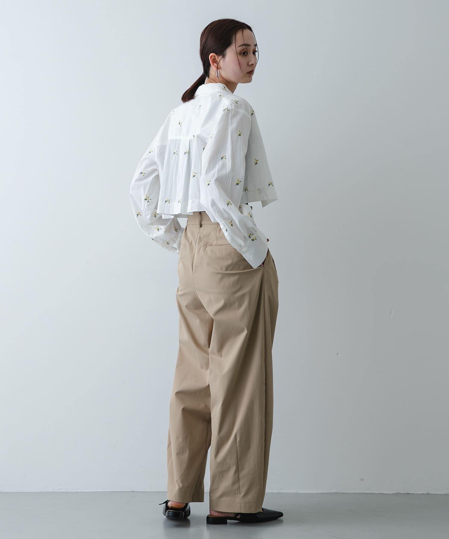 SENSE OF PLACE by URBAN RESEARCH「フラワーエンブロイダリークロップドシャツ」|シャツ・ブラウス|