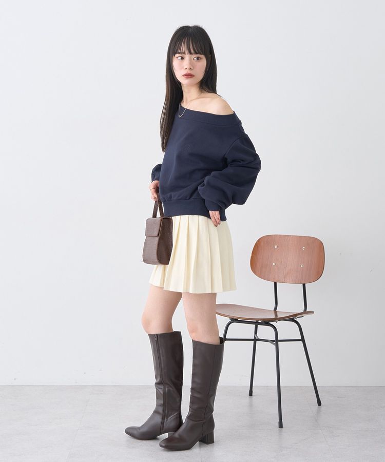 earth music&ecology「ショート丈ワンポイント刺繍オフショルスウェット」|スウェット・ジャージ|