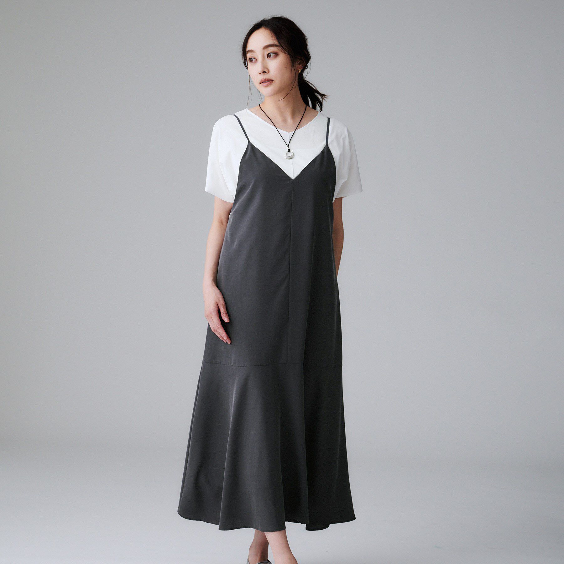 UNTITLED「【洗える/肩紐調節可能】パウダーキャミワンピース」|ワンピース|チャコールグレー(0