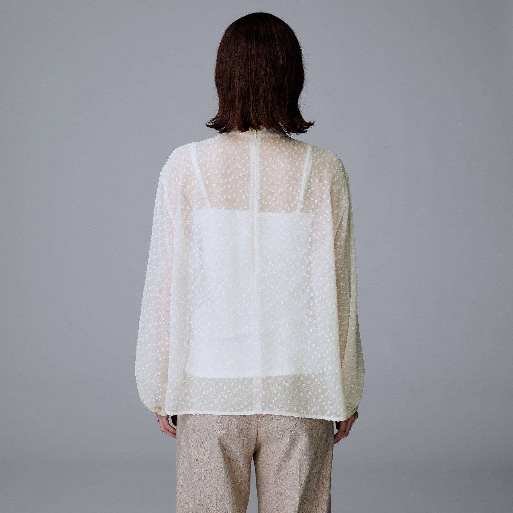 UNTITLED「【重ね着やスーツインナーに/シアー】ドットジャカード ブラウス」|シャツ・ブラウス|