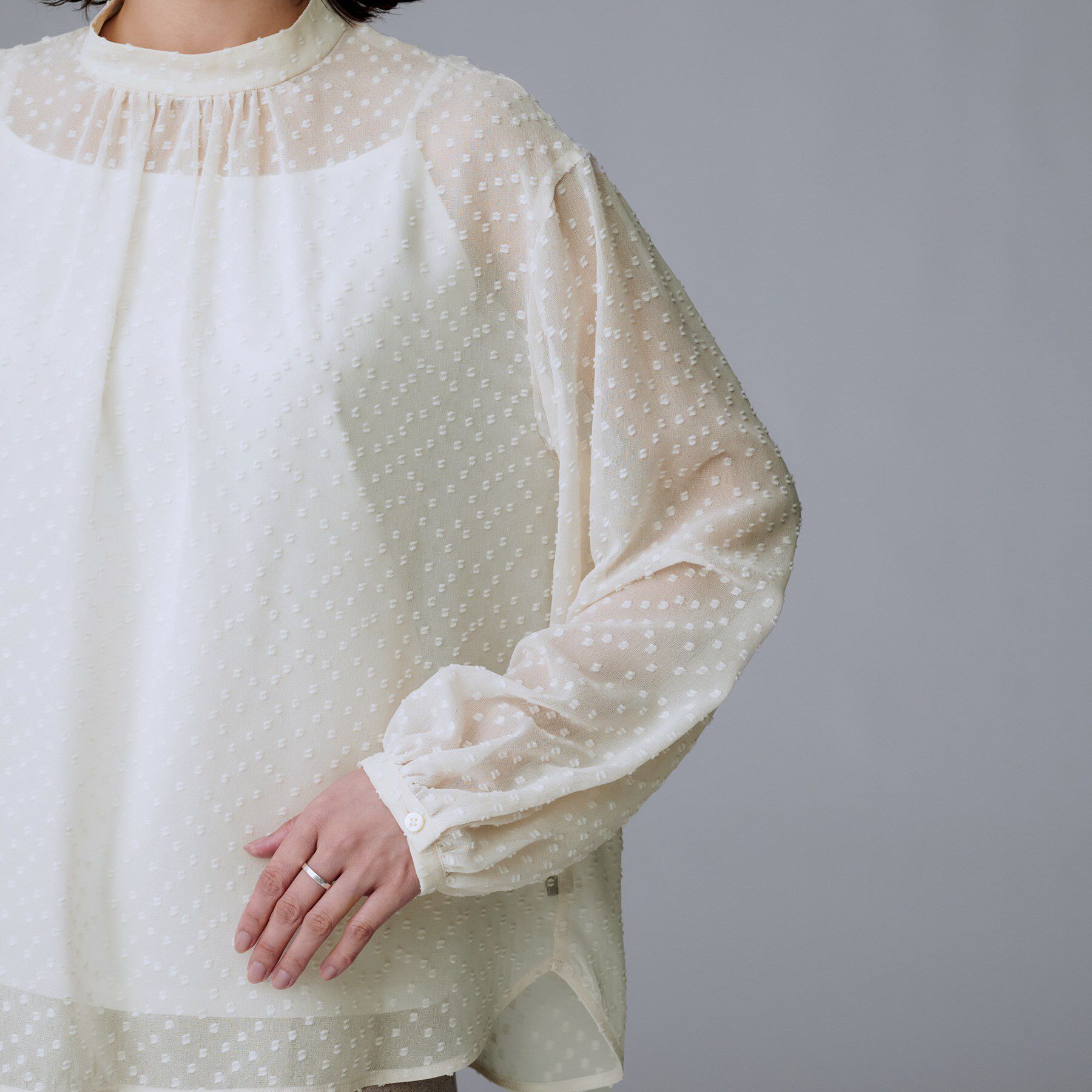 UNTITLED「【重ね着やスーツインナーに/シアー】ドットジャカード ブラウス」|シャツ・ブラウス|