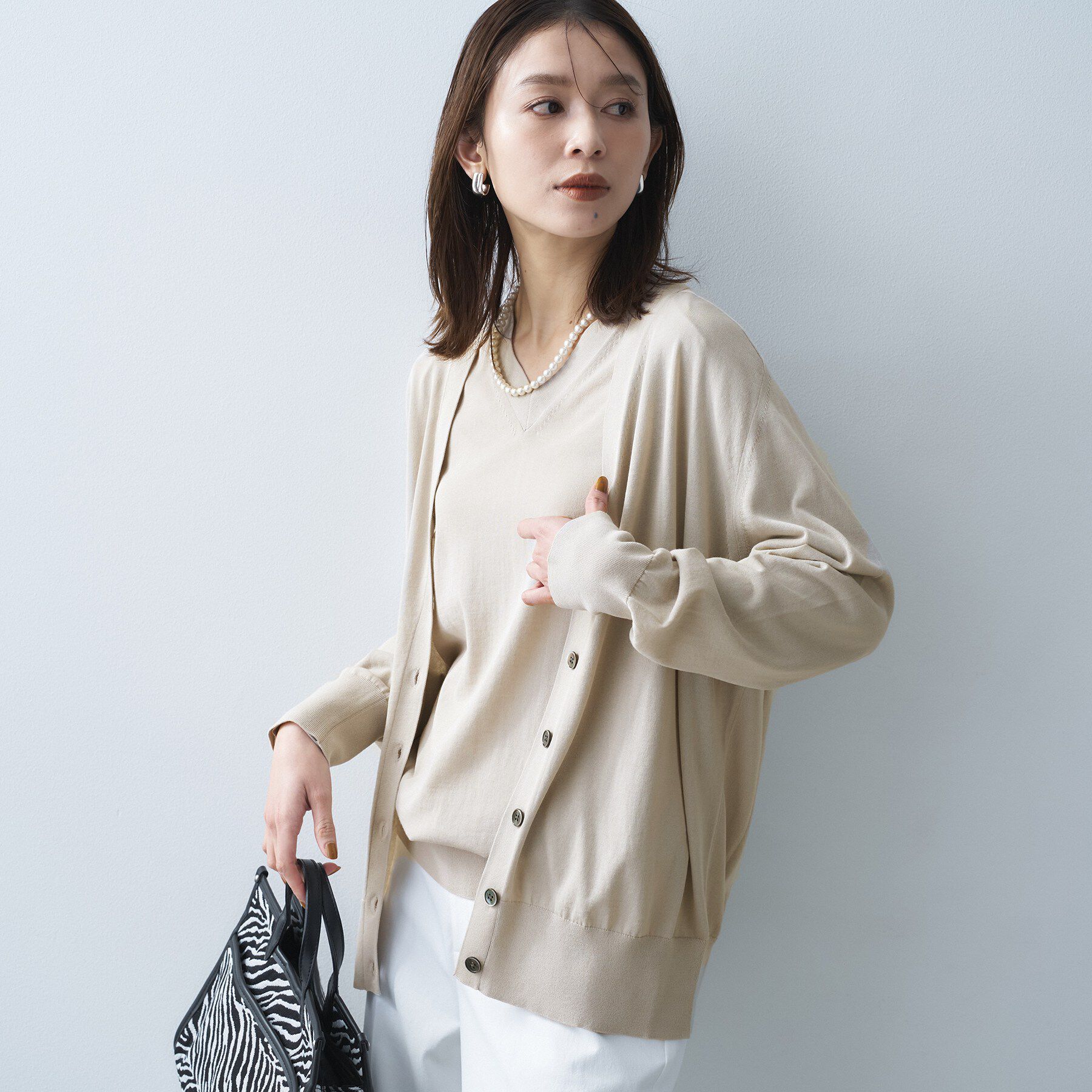 UNTITLED「【セットアップ可/洗える】シアーVネックカーディガン」|カーディガン|グレージュ(050)