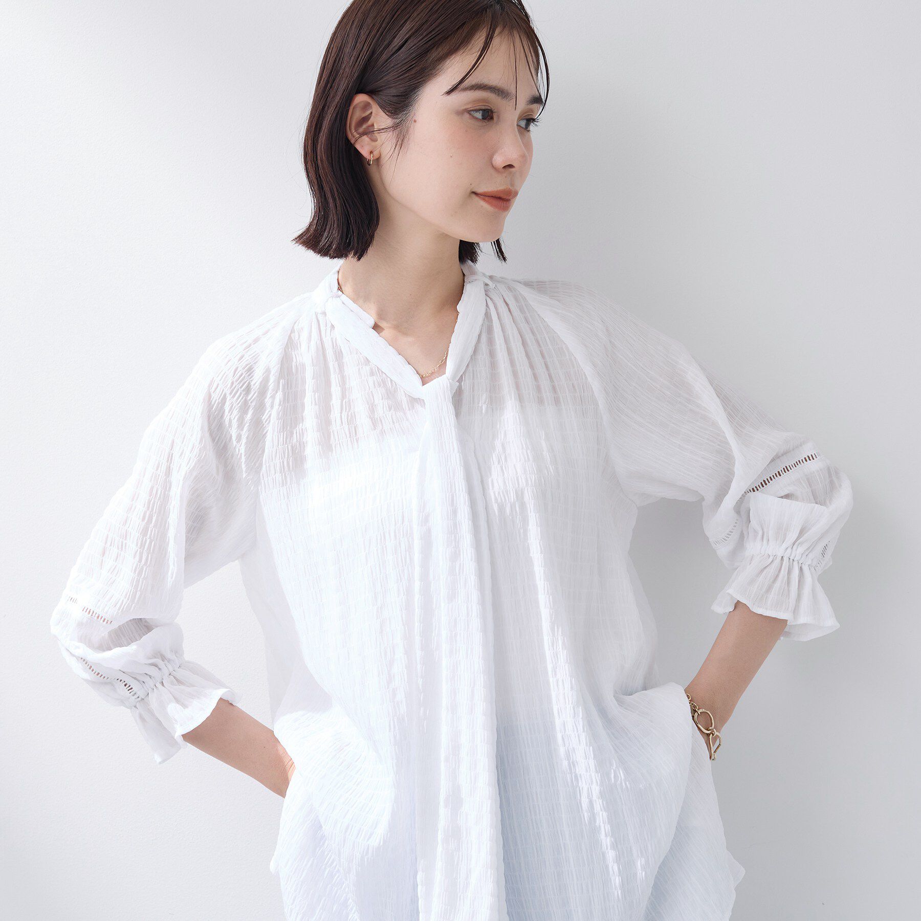 INDIVI「【洗える／シャーリング素材】ボリューム袖エアリーブラウス」|シャツ・ブラウス|ホワイト(001)