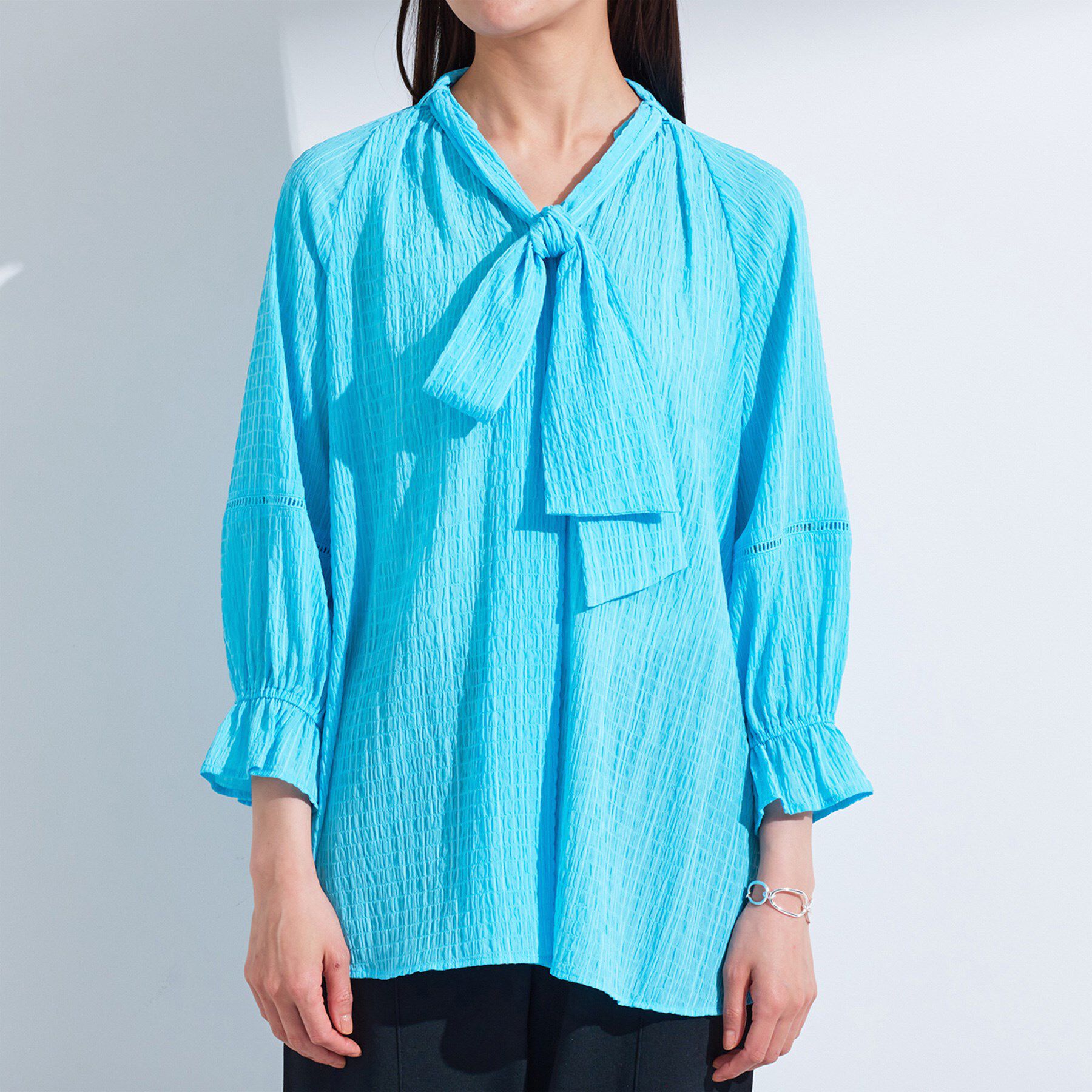 INDIVI「【洗える／シャーリング素材】ボリューム袖エアリーブラウス」|シャツ・ブラウス|