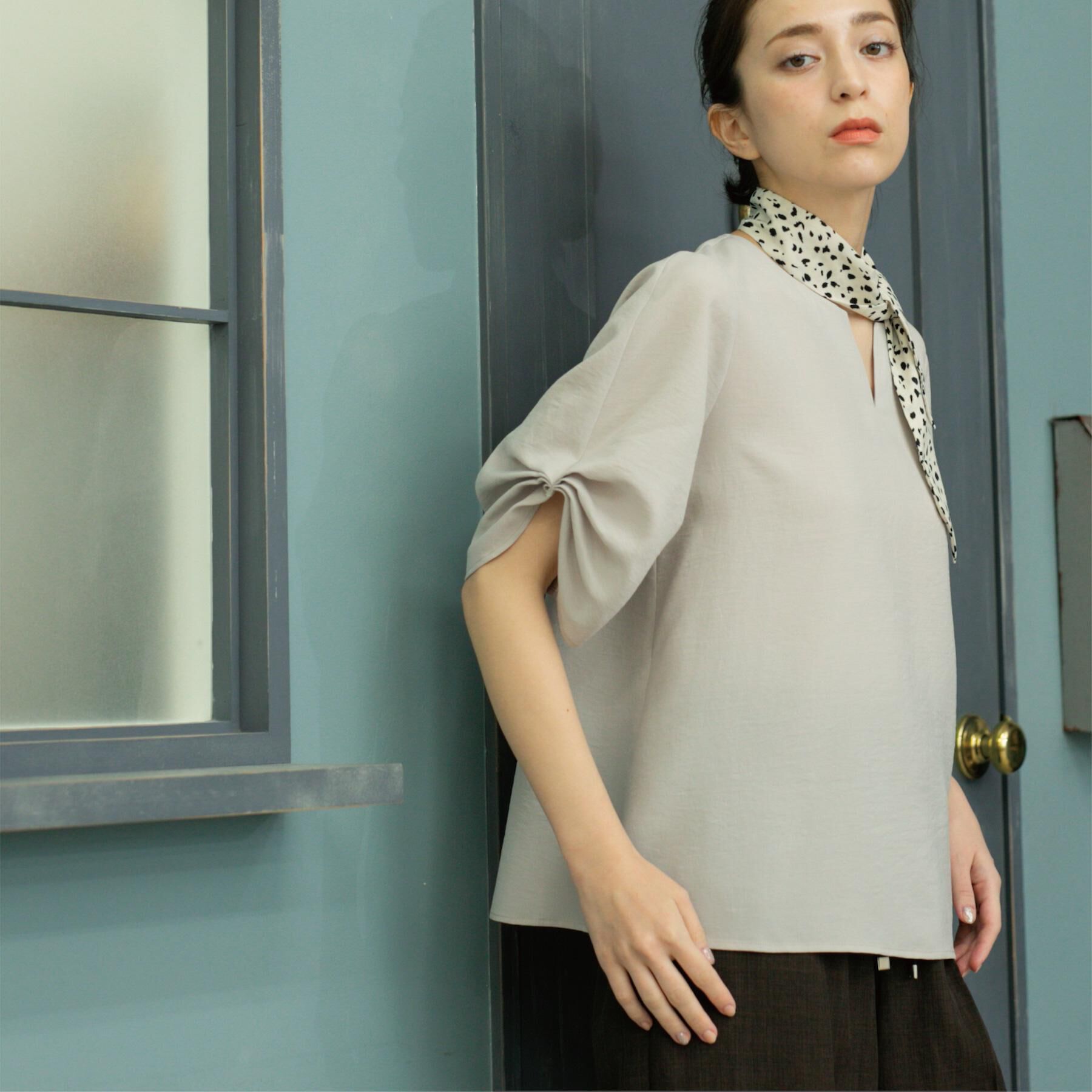 OPAQUE.CLIP「リネンライクキーネックタックスリーブブラウス【洗濯機洗い可/吸水速乾/接触冷感】」|シャツ・ブラウス|ライトベージュ(05