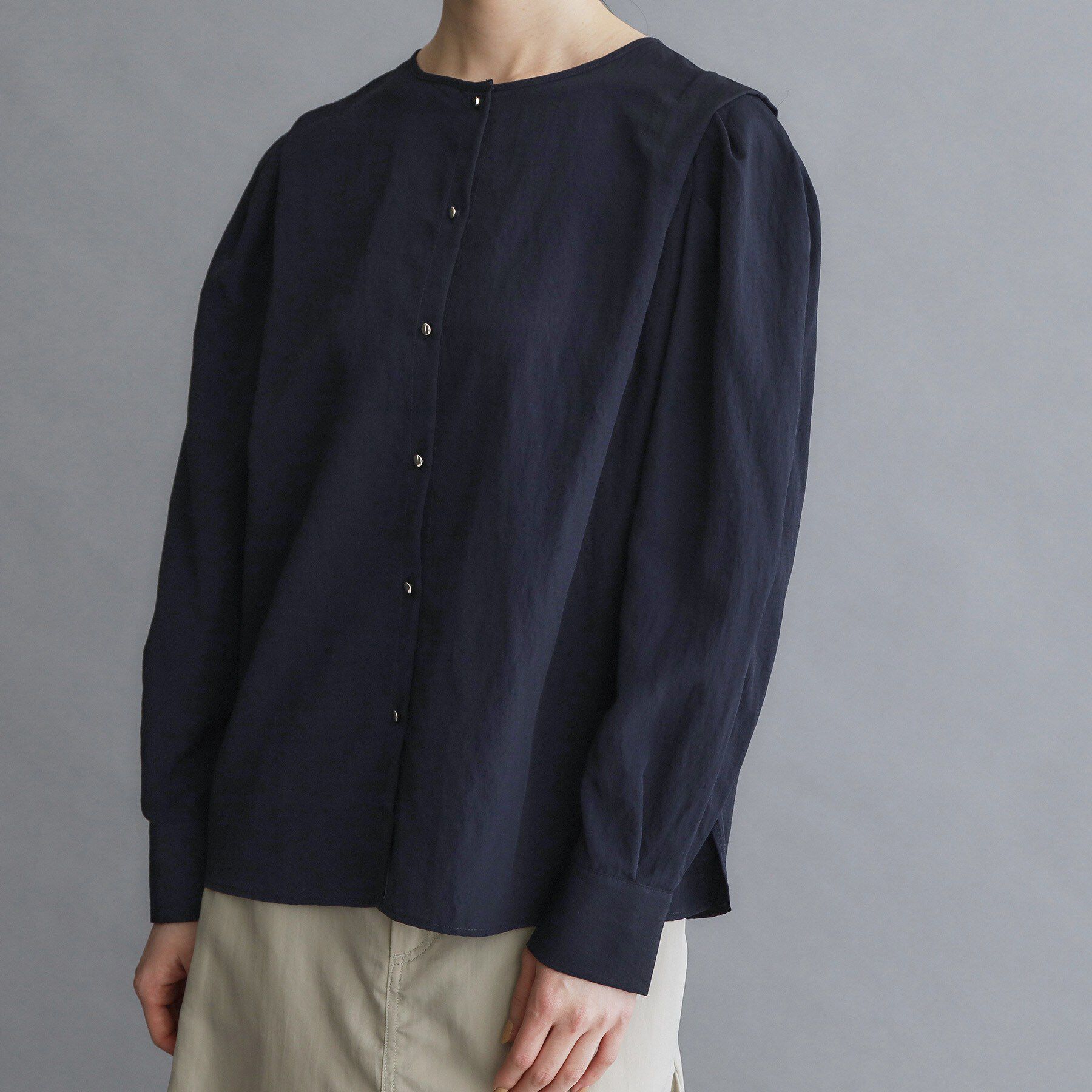 OPAQUE.CLIP「【es】フロント金ボタンタックスリーブブラウス【洗濯機OK】」|シャツ・ブラウス|