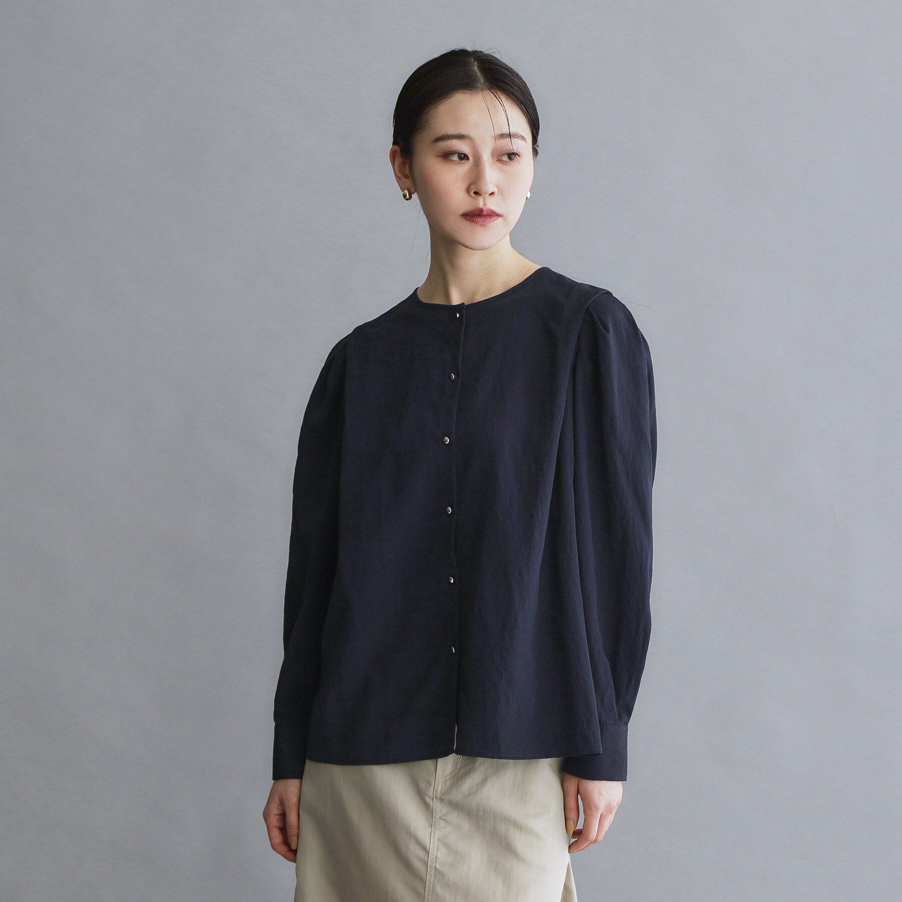OPAQUE.CLIP「【es】フロント金ボタンタックスリーブブラウス【洗濯機OK】」|シャツ・ブラウス|