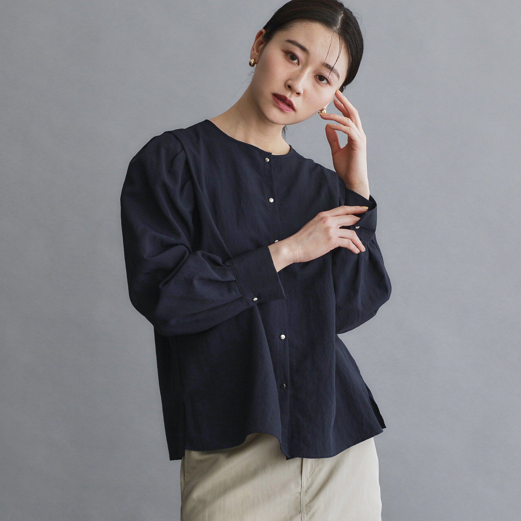 OPAQUE.CLIP「【es】フロント金ボタンタックスリーブブラウス【洗濯機OK】」|シャツ・ブラウス|ネイビー(094)