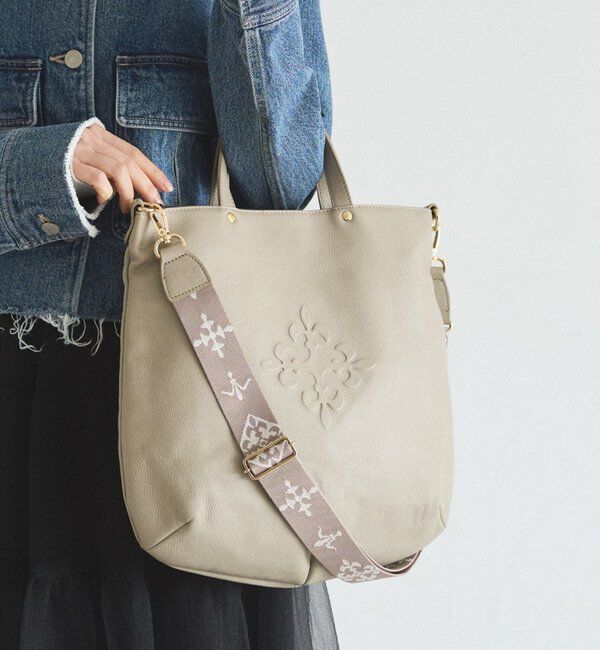  「スリム2WAYトートバッグ <エンボスモノグラム>」|トートバッグ|グレージュ