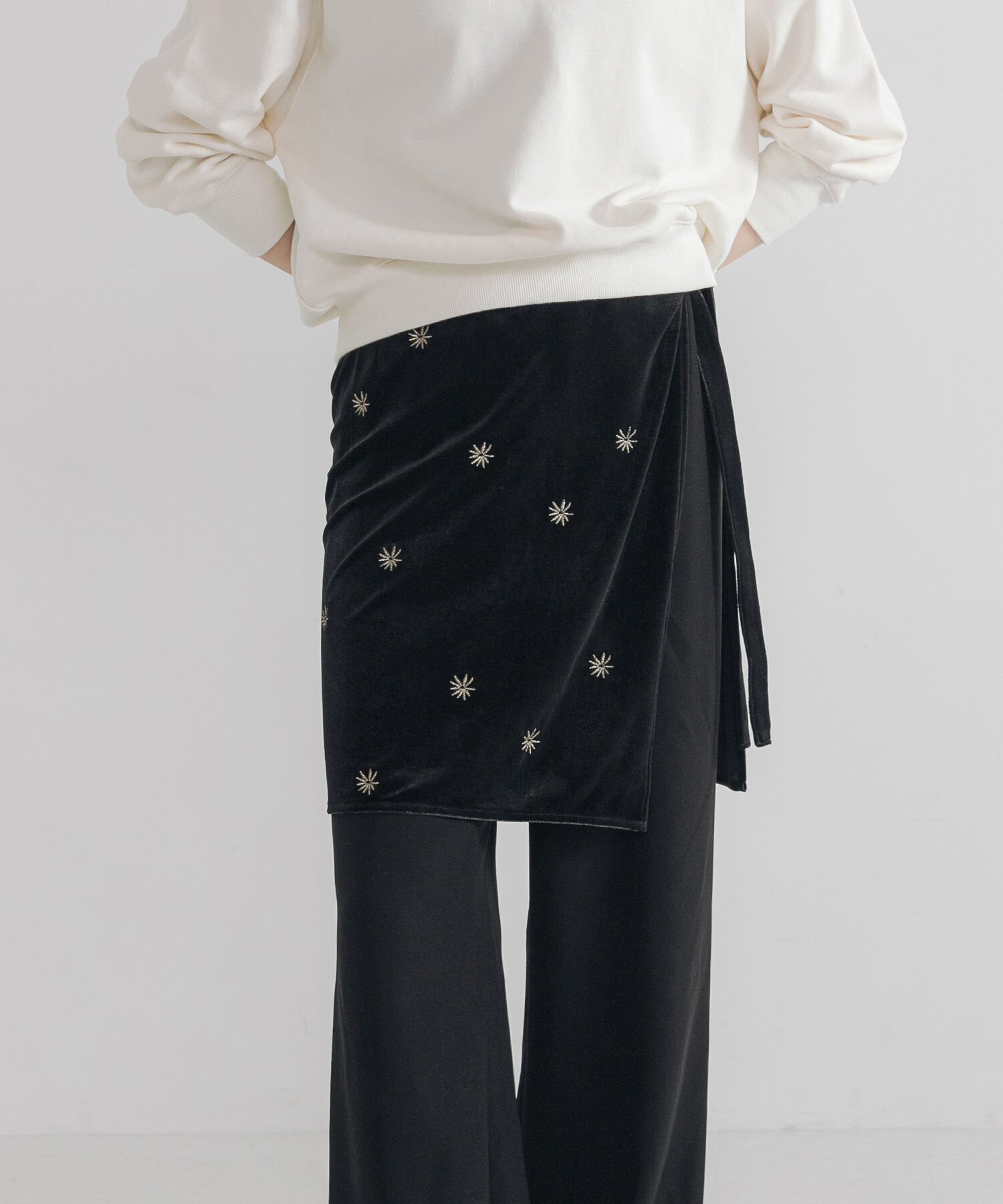 URBAN RESEARCH「ベロア刺繍ラップスカート」|スカート|ブラック