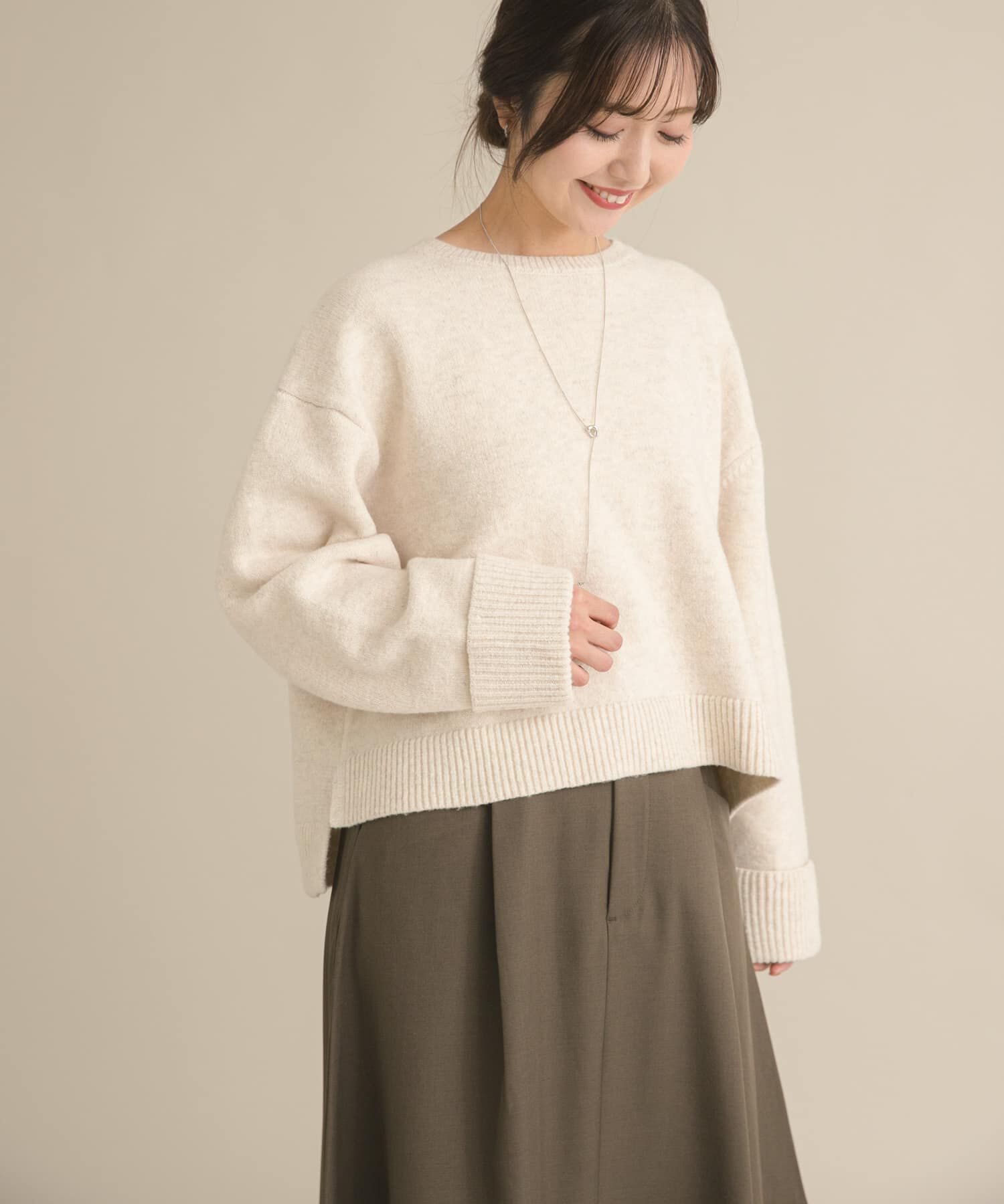 URBAN RESEARCH DOORS「『WEB/一部店舗限定』ターンバック袖ショート丈ニット」|ニット・セーター|オフホワイト