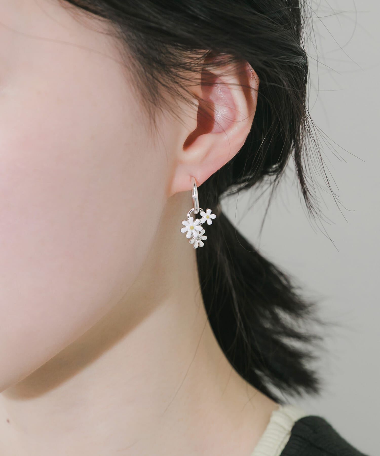 SMELLY「フラワーチャームフープイヤリング」|イヤリング|