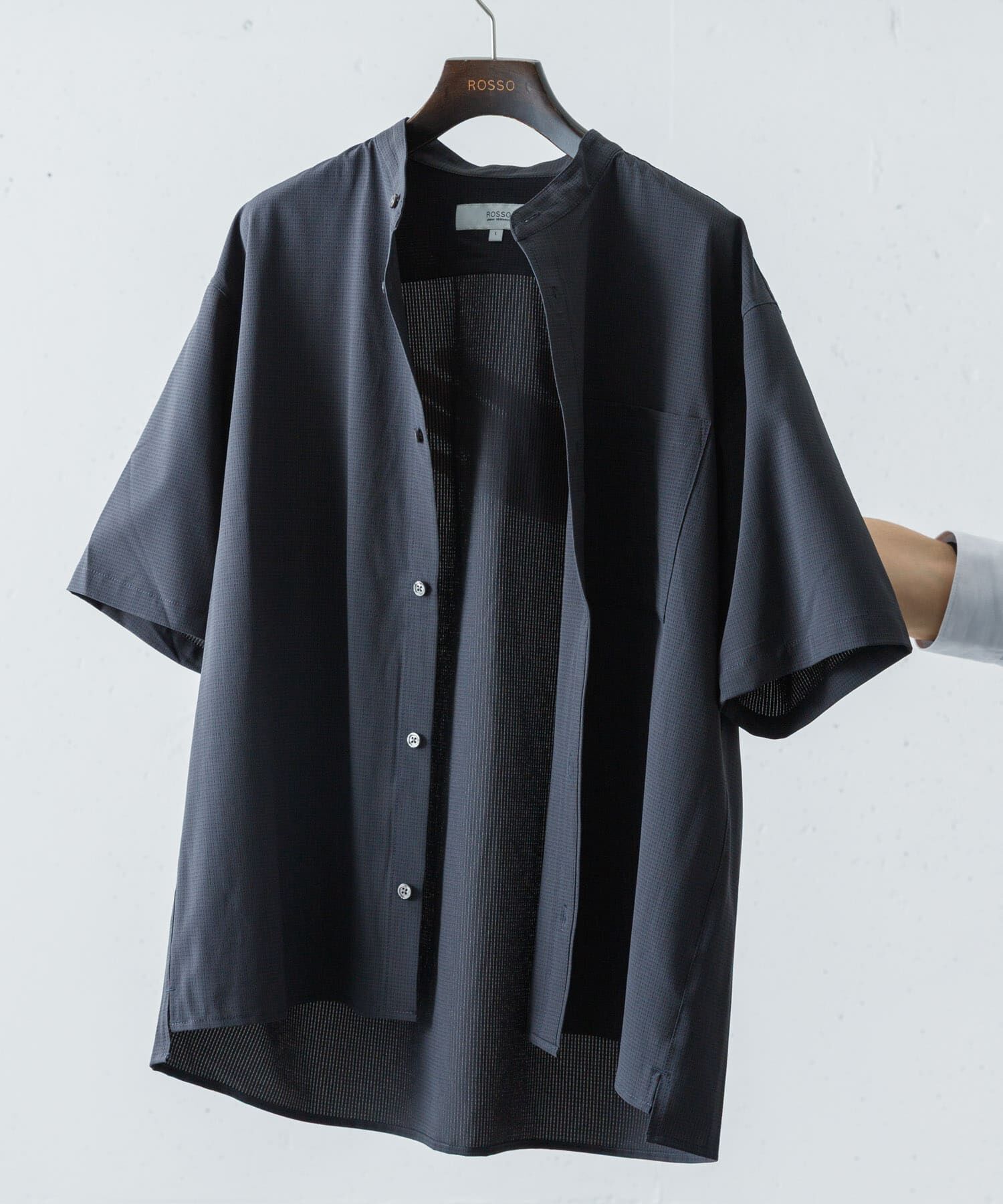 URBAN RESEARCH ROSSO「『WEB限定』『XLサイズあり』『吸水速乾』Air Stretch バンドカラーシャツ」|シャツ・ブラウス|チャコールグレー