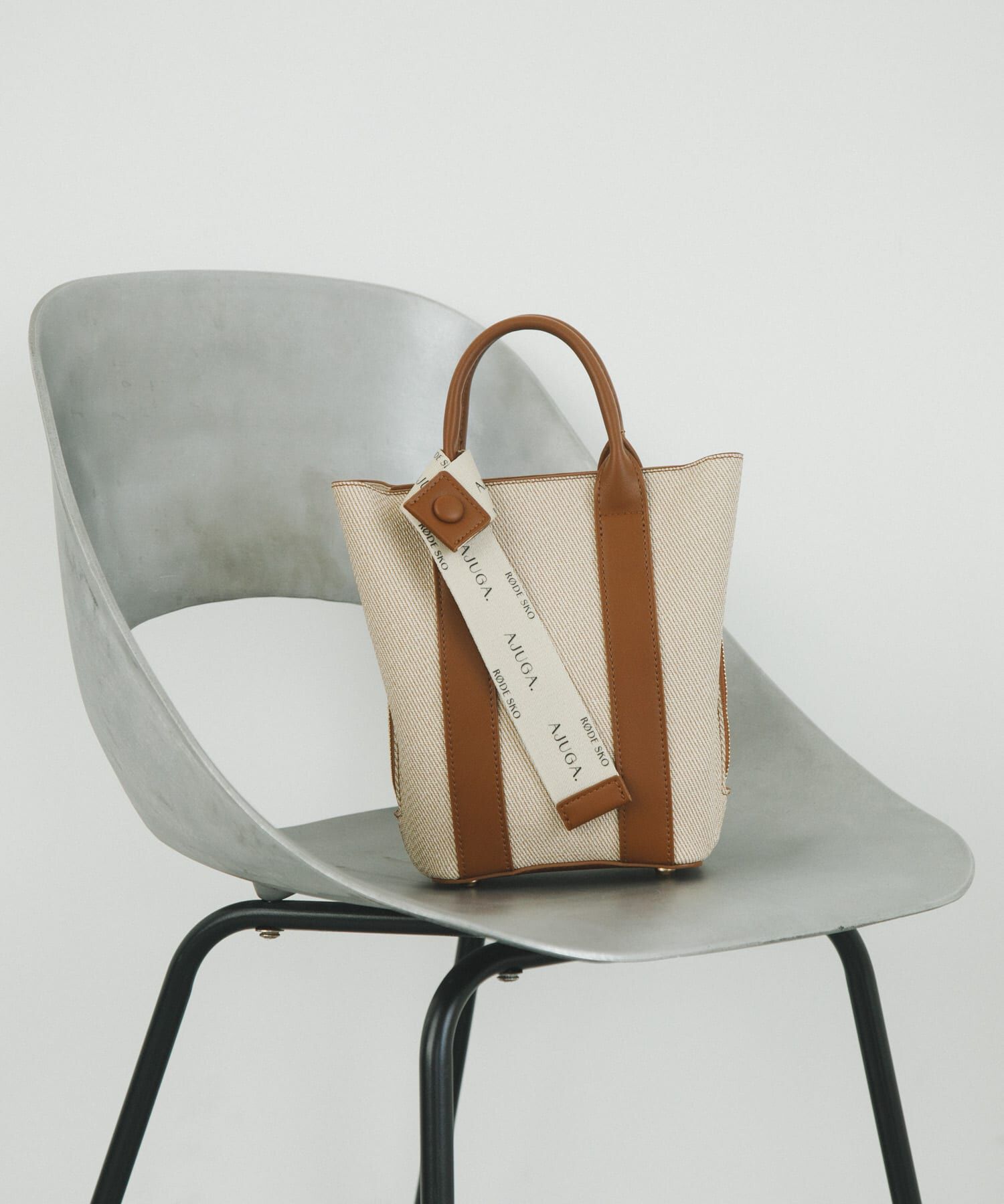 RODE SKO「『別注』AJUGA.&times;RODE SKO　ロゴリボン付ショルダーバッグ」|ショルダー・メッセンジャー|