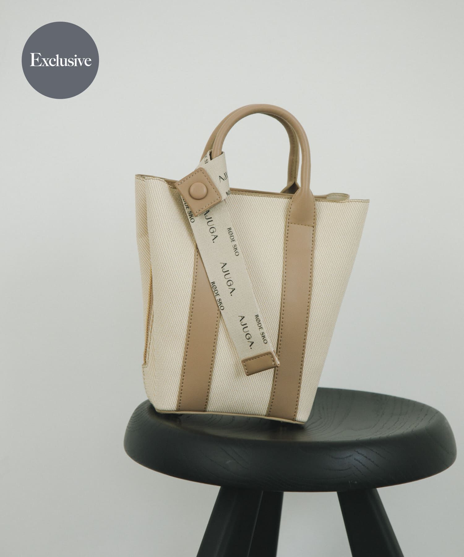 RODE SKO「『別注』AJUGA.&times;RODE SKO　ロゴリボン付ショルダーバッグ」|ショルダー・メッセンジャー|ベージュ