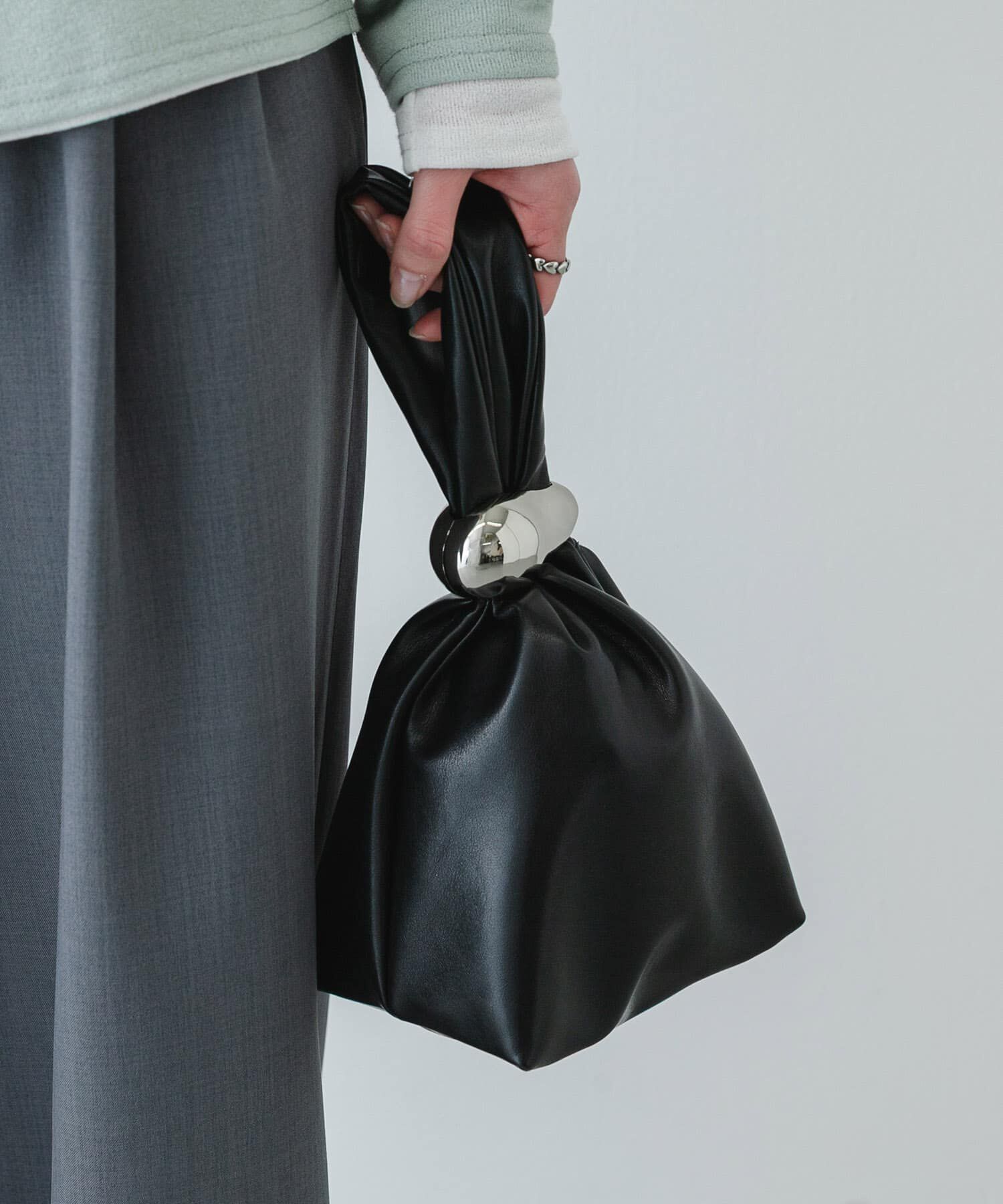 SENSE OF PLACE by URBAN RESEARCH「メタルツキキンチャクバッグ」|ハンドバッグ|ブラック