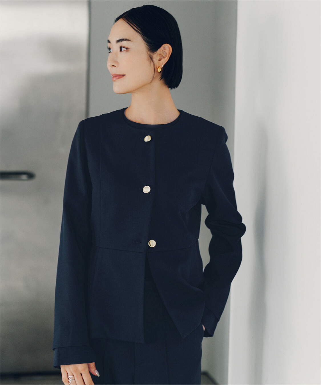 ur's「【小林有里さんコラボアイテム】美シルエットゴールド釦ペプラムジャケット」|ノーカラージャケット|