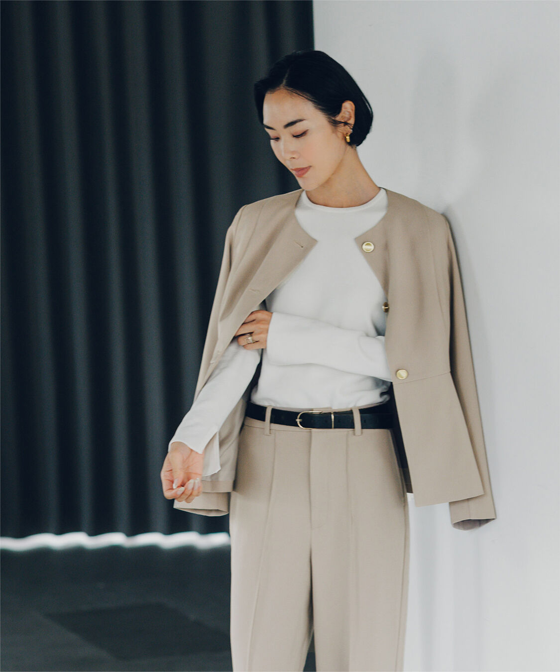 ur's「【小林有里さんコラボアイテム】美シルエットゴールド釦ペプラムジャケット」|ノーカラージャケット|グレージュ