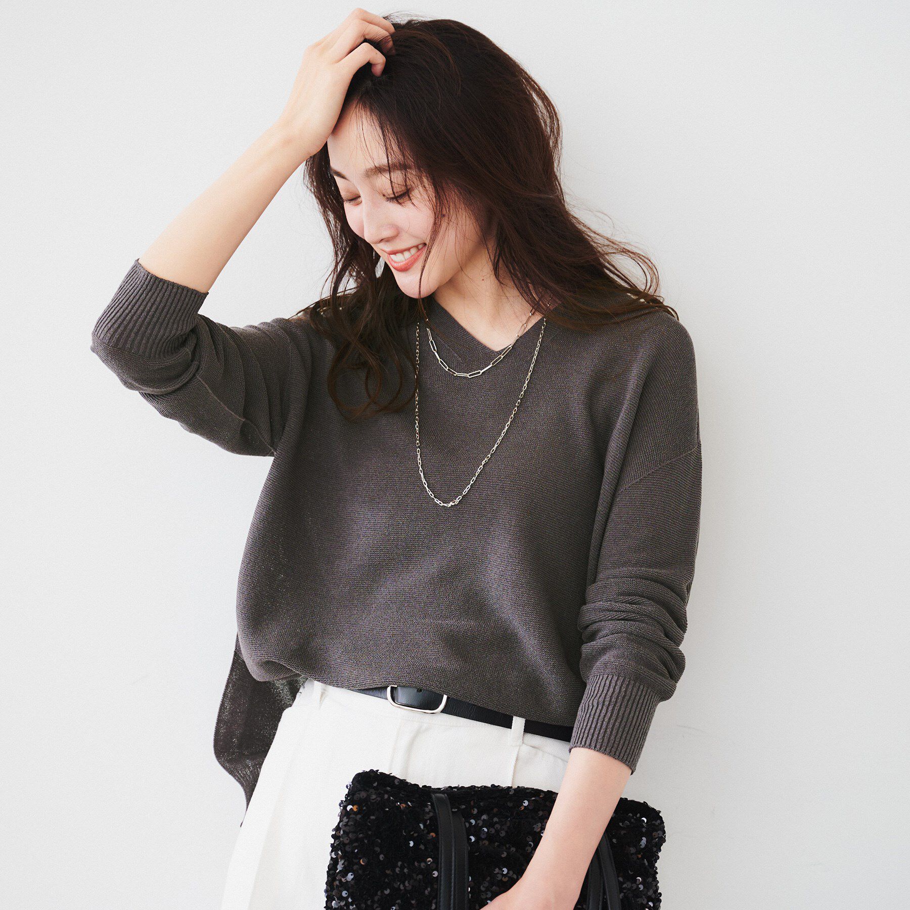 UNTITLED「【体型カバー/清涼感】サイドスリット Vネックニット」|ニット・セーター|チャコールグレー(0