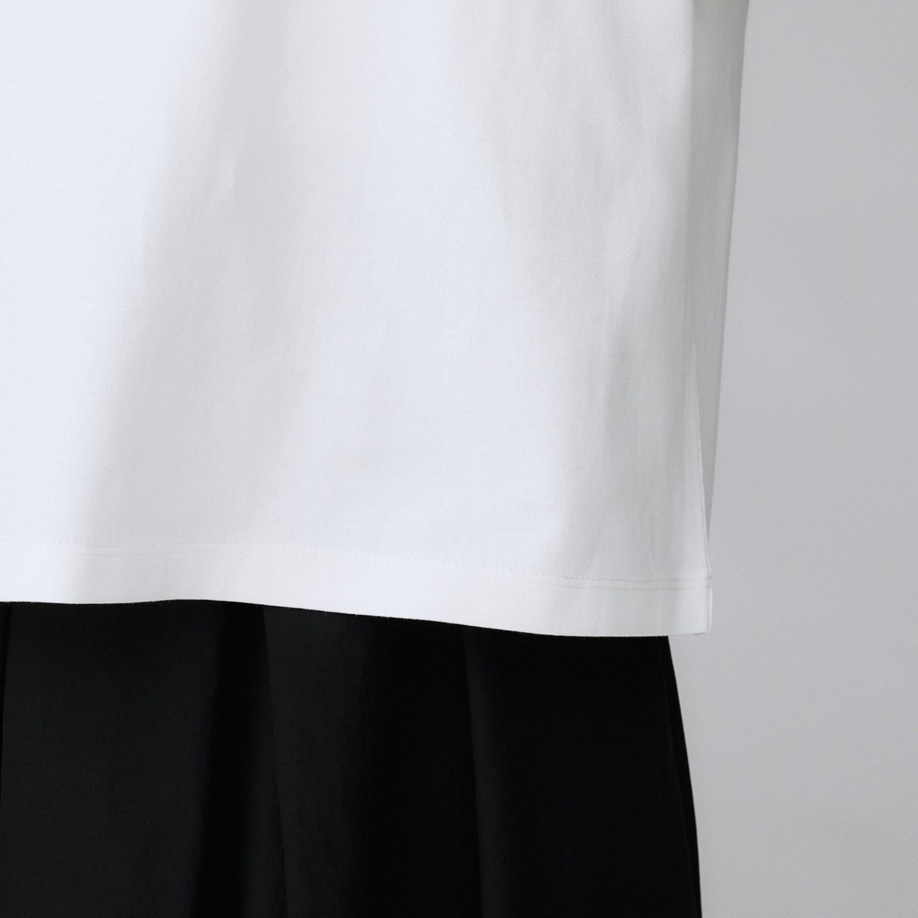 UNTITLED「【コットン100/ゆったり/ショート丈/洗える】ベロアロゴTシャツ」|Tシャツ・カットソー|