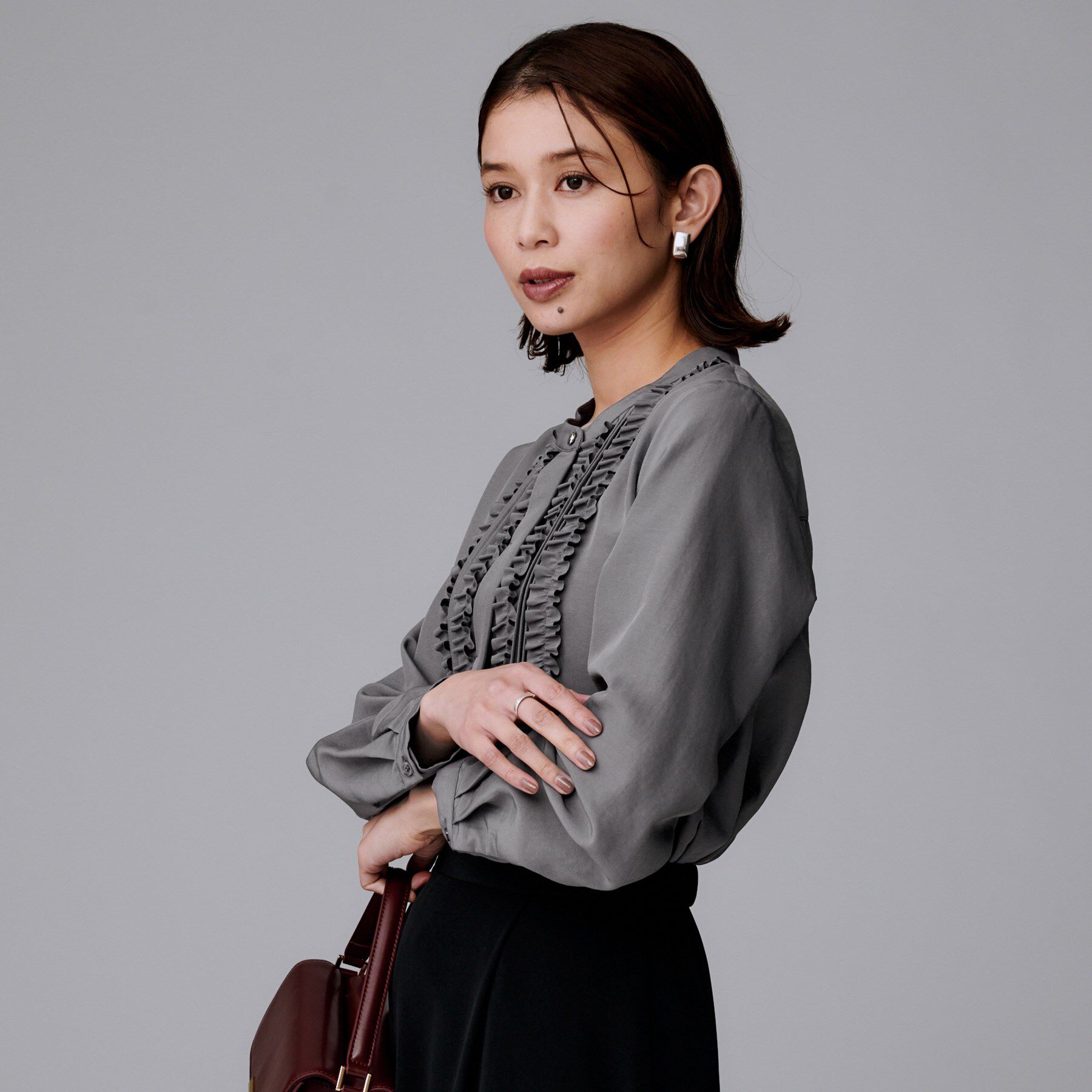 UNTITLED「【1枚で着映え/オンオフ着回し】フリルサテンブラウス」|シャツ・ブラウス|