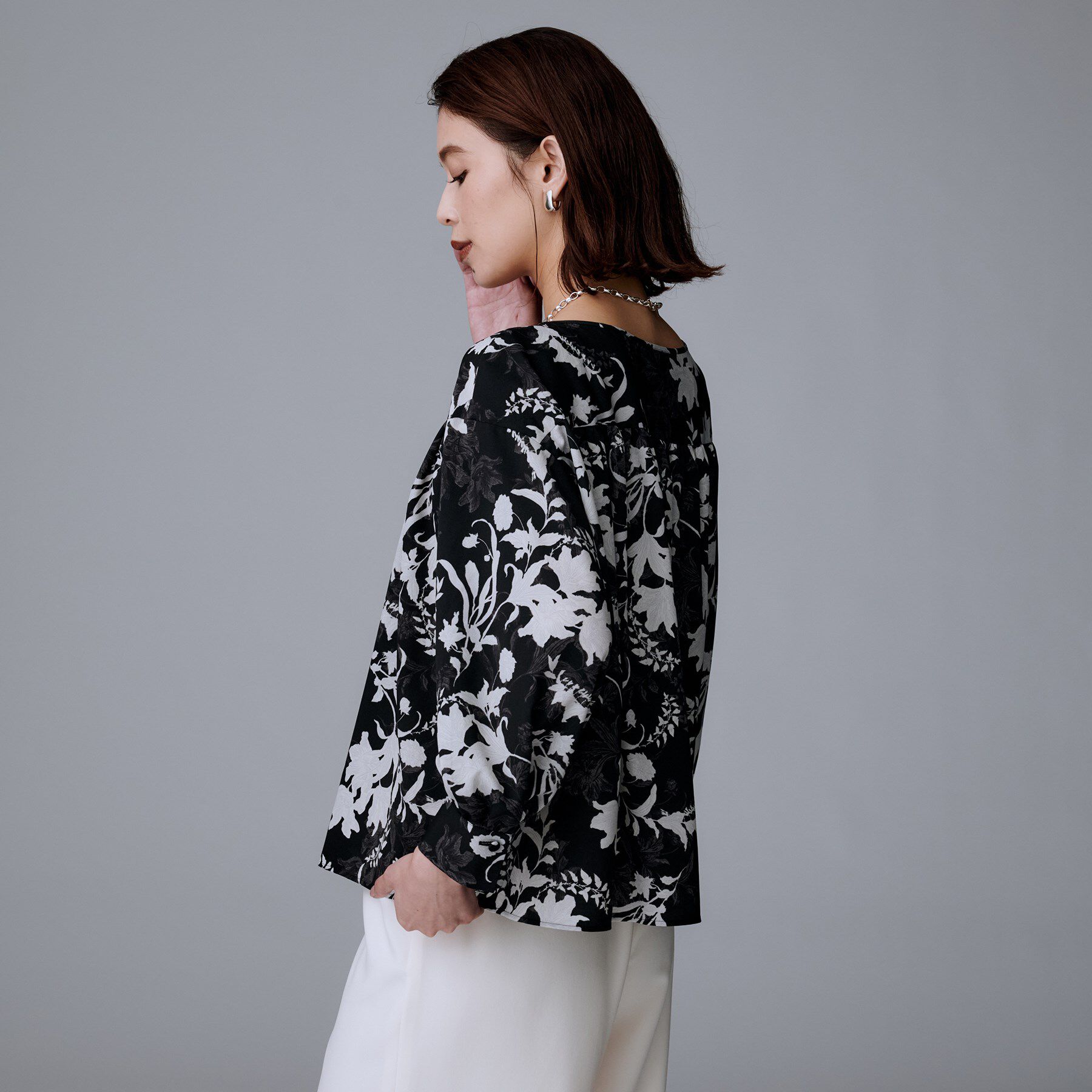 UNTITLED「【洗える/セットアップ可能】オーナメントフラワー ブラウス」|シャツ・ブラウス|