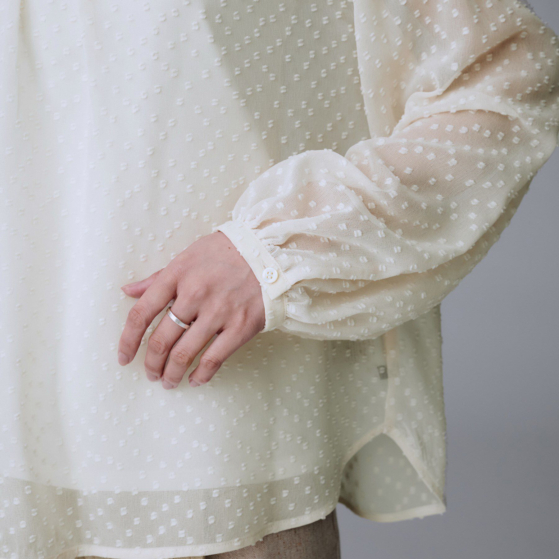 UNTITLED「【重ね着やスーツインナーに/シアー】ドットジャカード ブラウス」|シャツ・ブラウス|