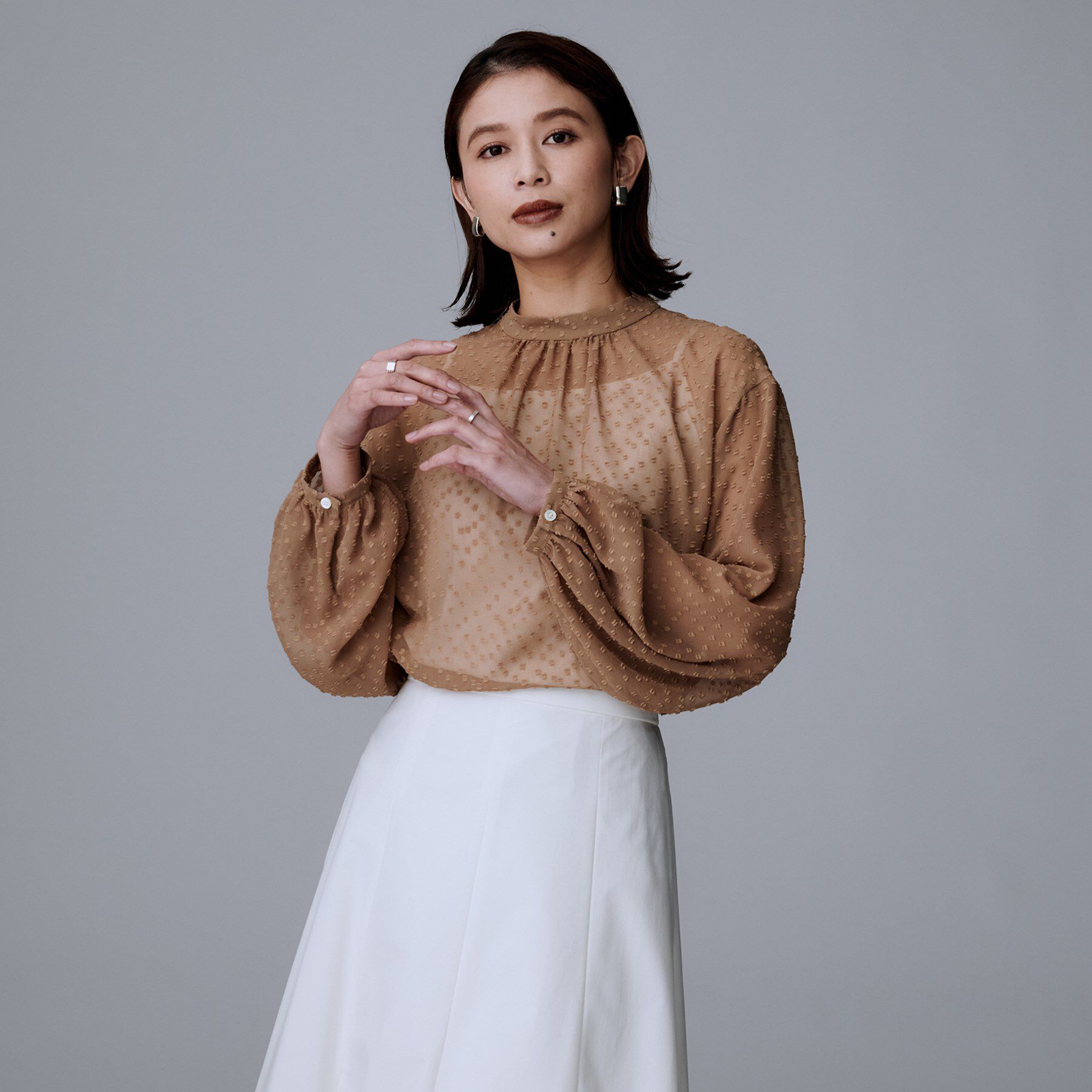 UNTITLED「【重ね着やスーツインナーに/シアー】ドットジャカード ブラウス」|シャツ・ブラウス|