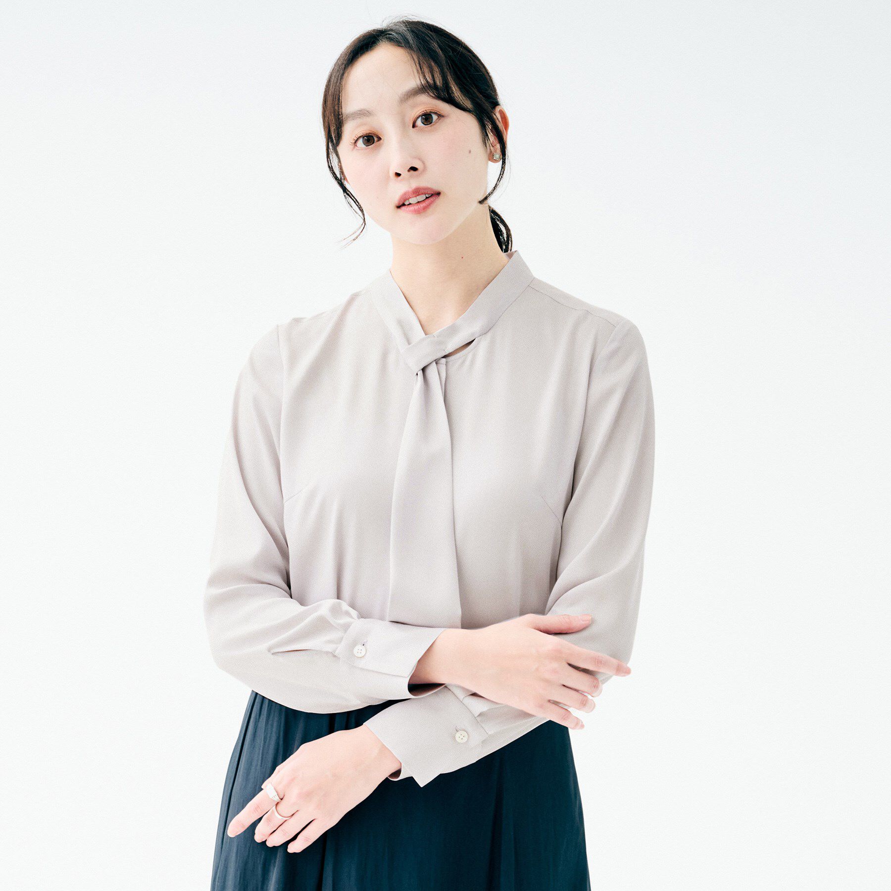 UNTITLED「【通勤/インナーブラウス】幾何柄ボウタイブラウス」|シャツ・ブラウス|ライトグレー(011