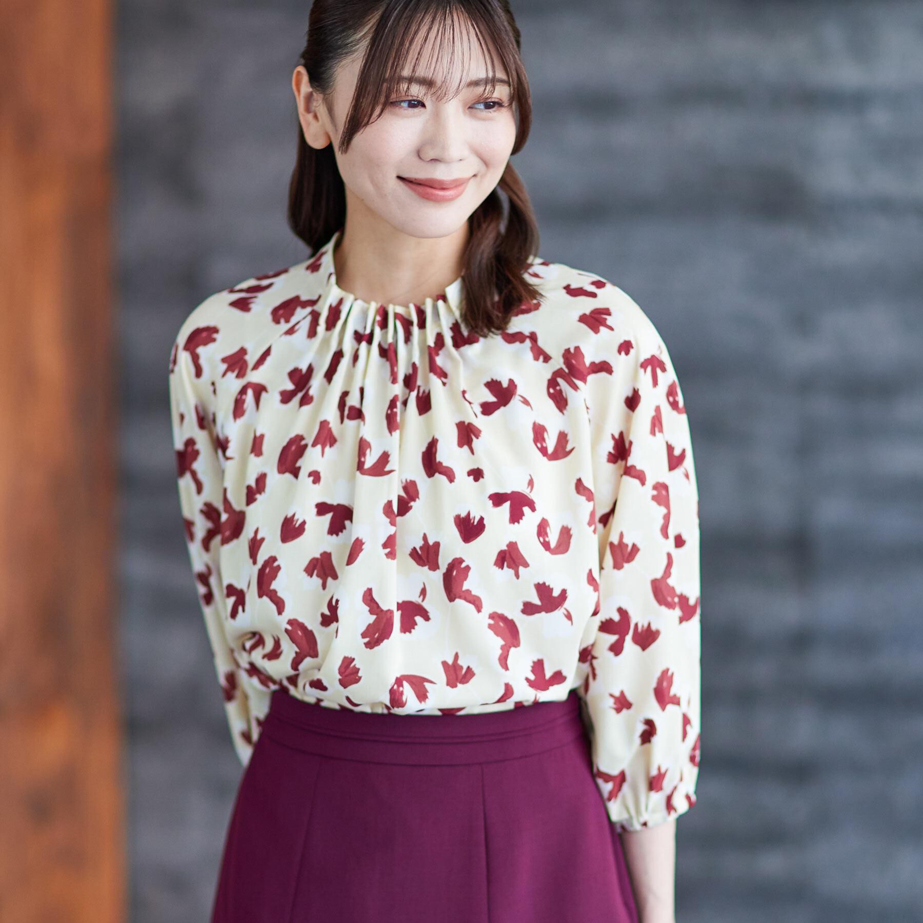 Reflect「【ジャケットのインナーにおすすめ◎】花柄タックデザインブブラウス」|シャツ・ブラウス|ライトベージュ(15