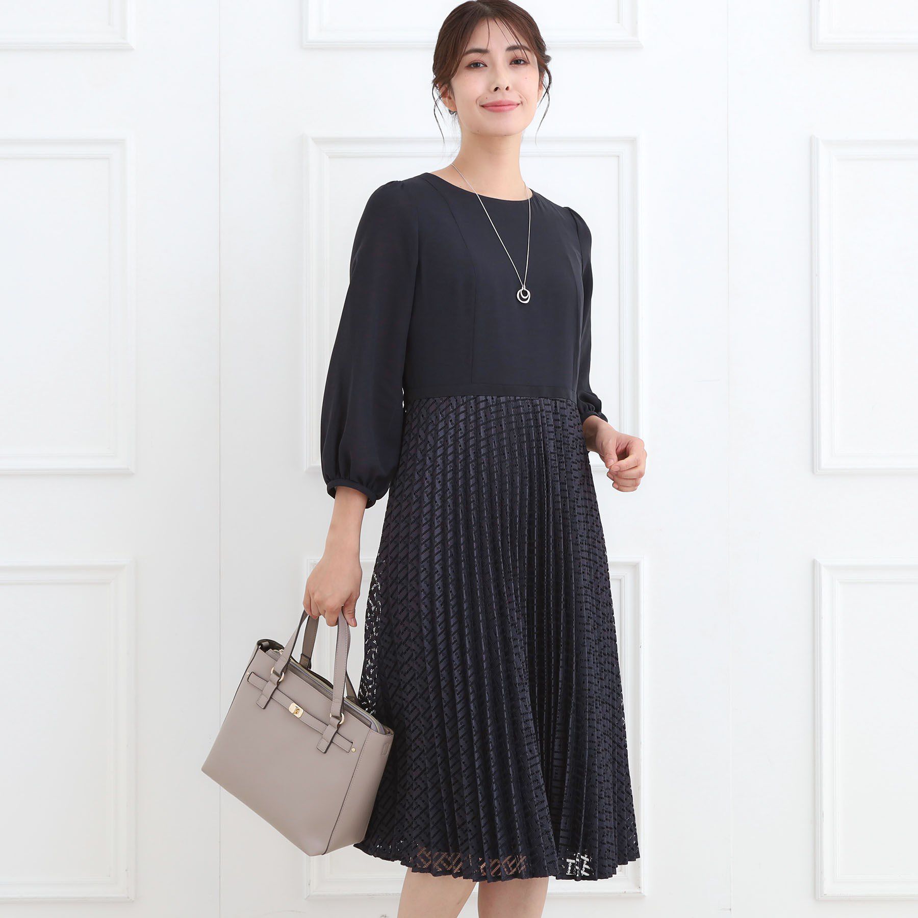 Reflect「【お仕事に◎】シフォン&times;幾何柄レースプリーツワンピース」|ワンピース|ネイビー(094)