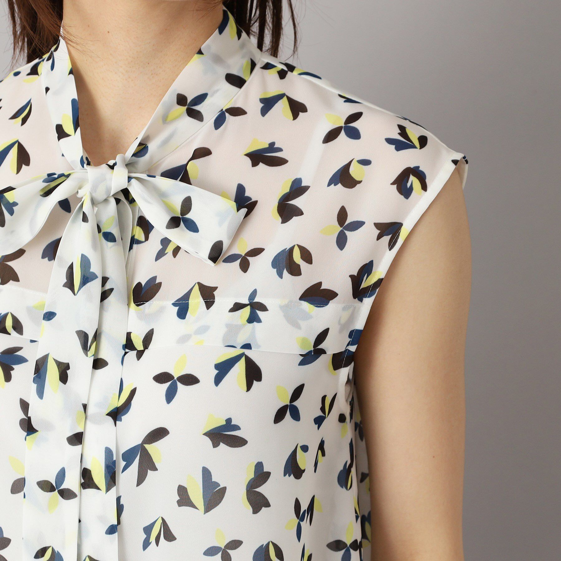 DRESSTERIOR「【洗える/きれいめ】シアーリーフプリントボウタイブラウス」|シャツ・ブラウス|