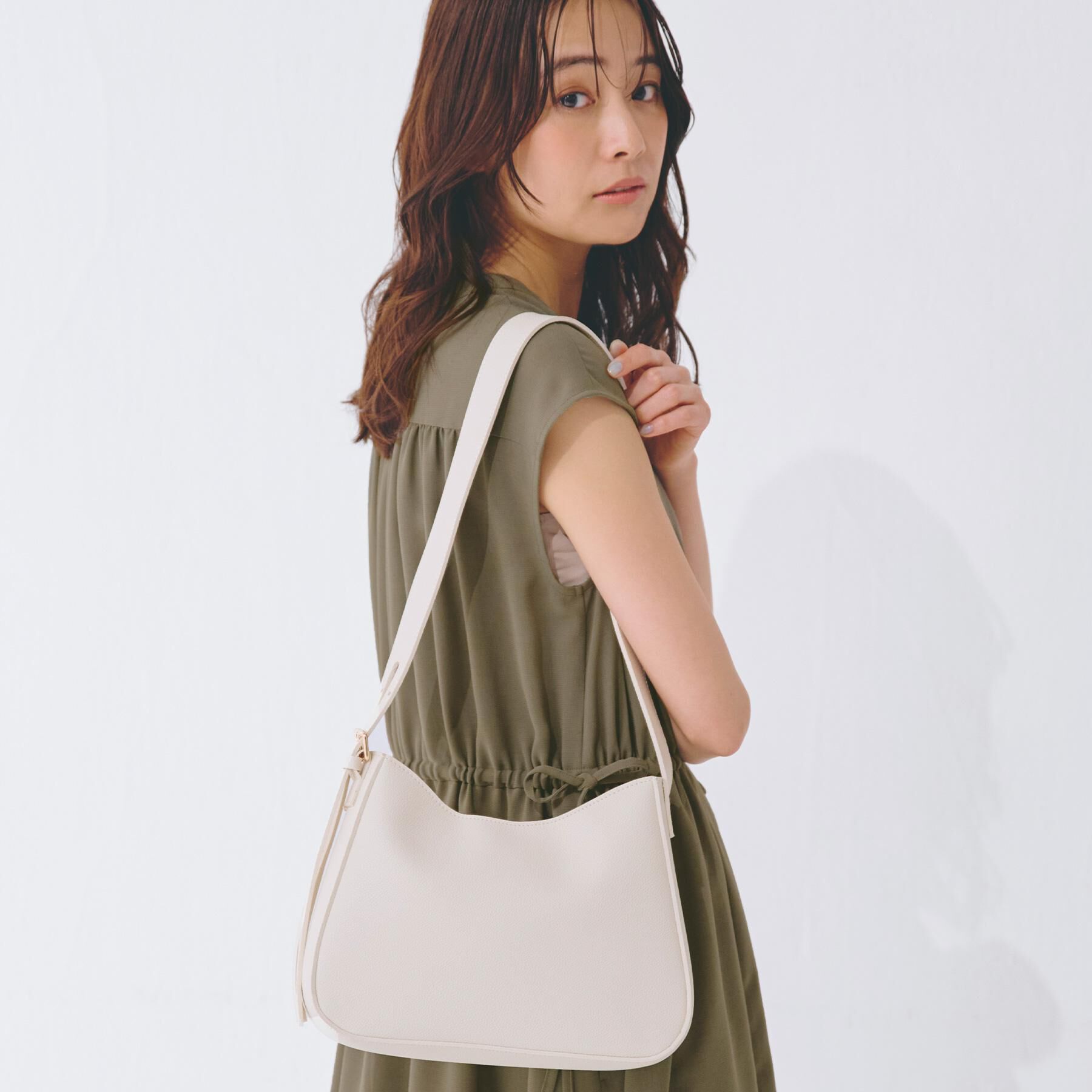 grove「ダブルバックルラウンドワイドショルダー」|ショルダー・メッセンジャー|アイボリー(004)